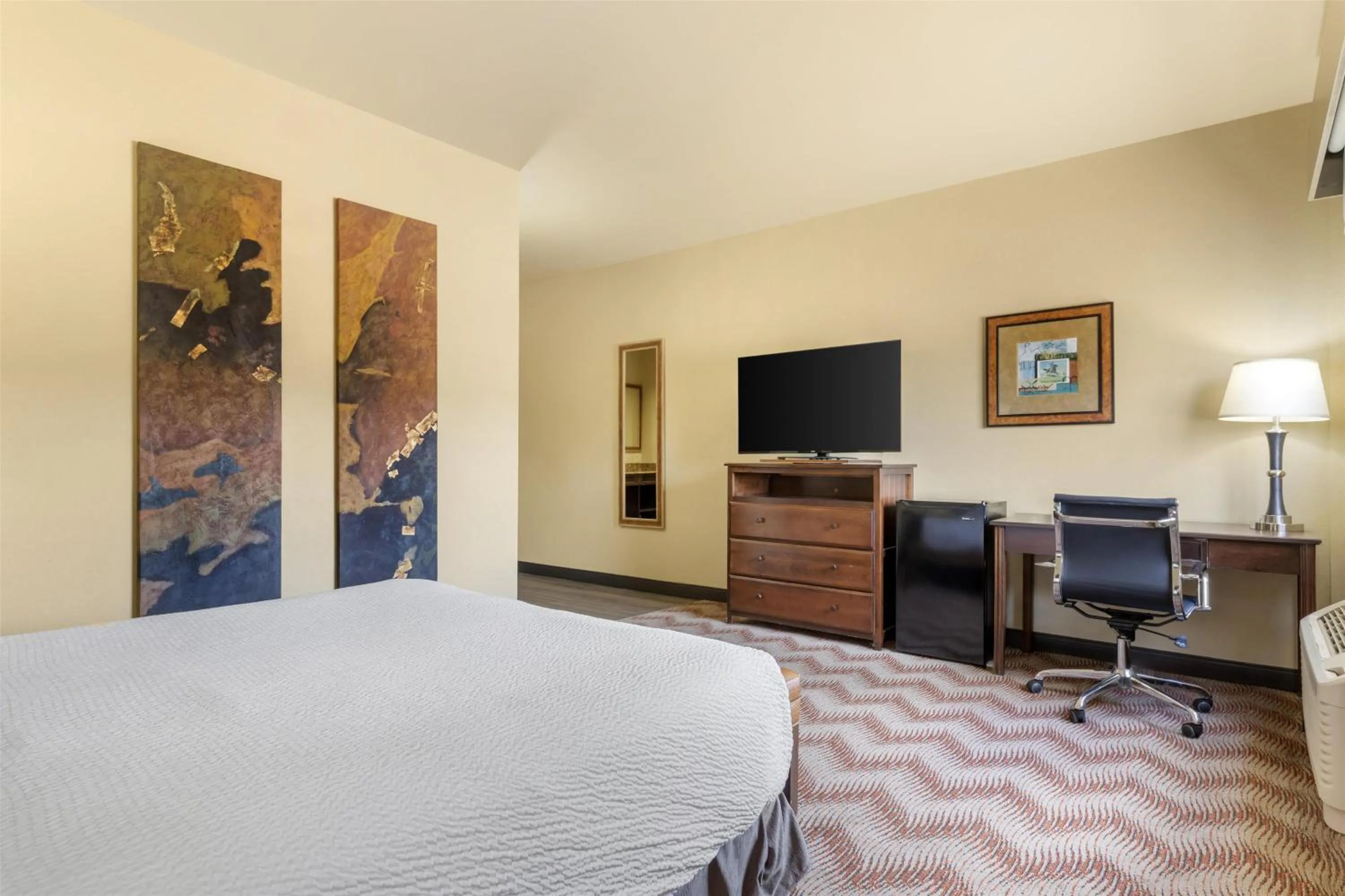 Bedroom, Bed in Best Western PLUS Cimarron Hotel & Suites