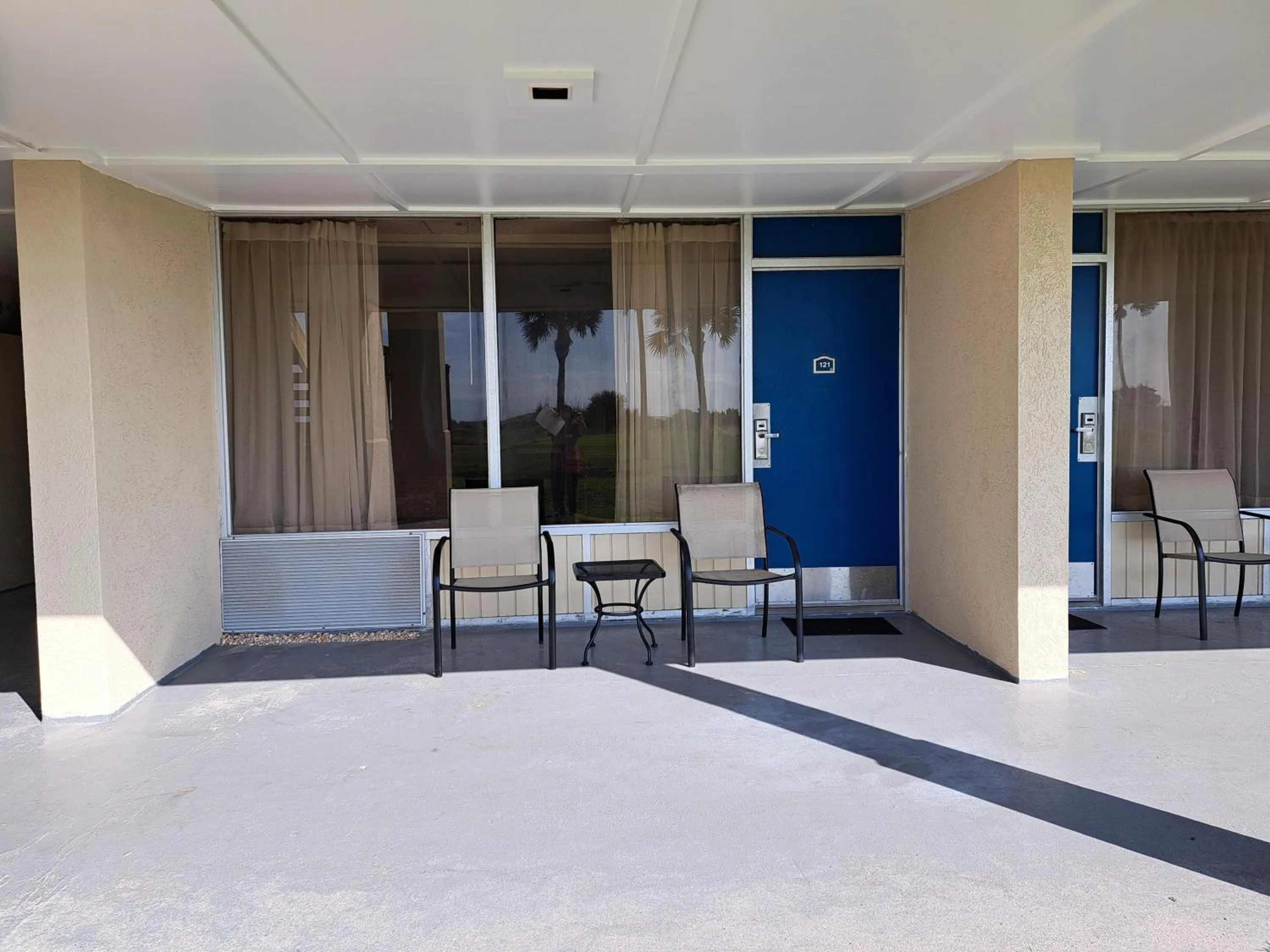 Balcony/Terrace in Days Inn & Suites by Wyndham Jekyll Island