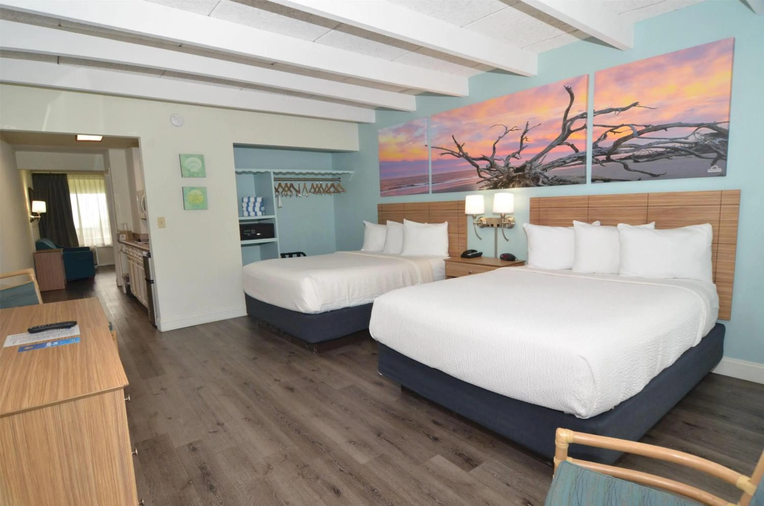 Photo of the whole room, Bed in Days Inn & Suites by Wyndham Jekyll Island