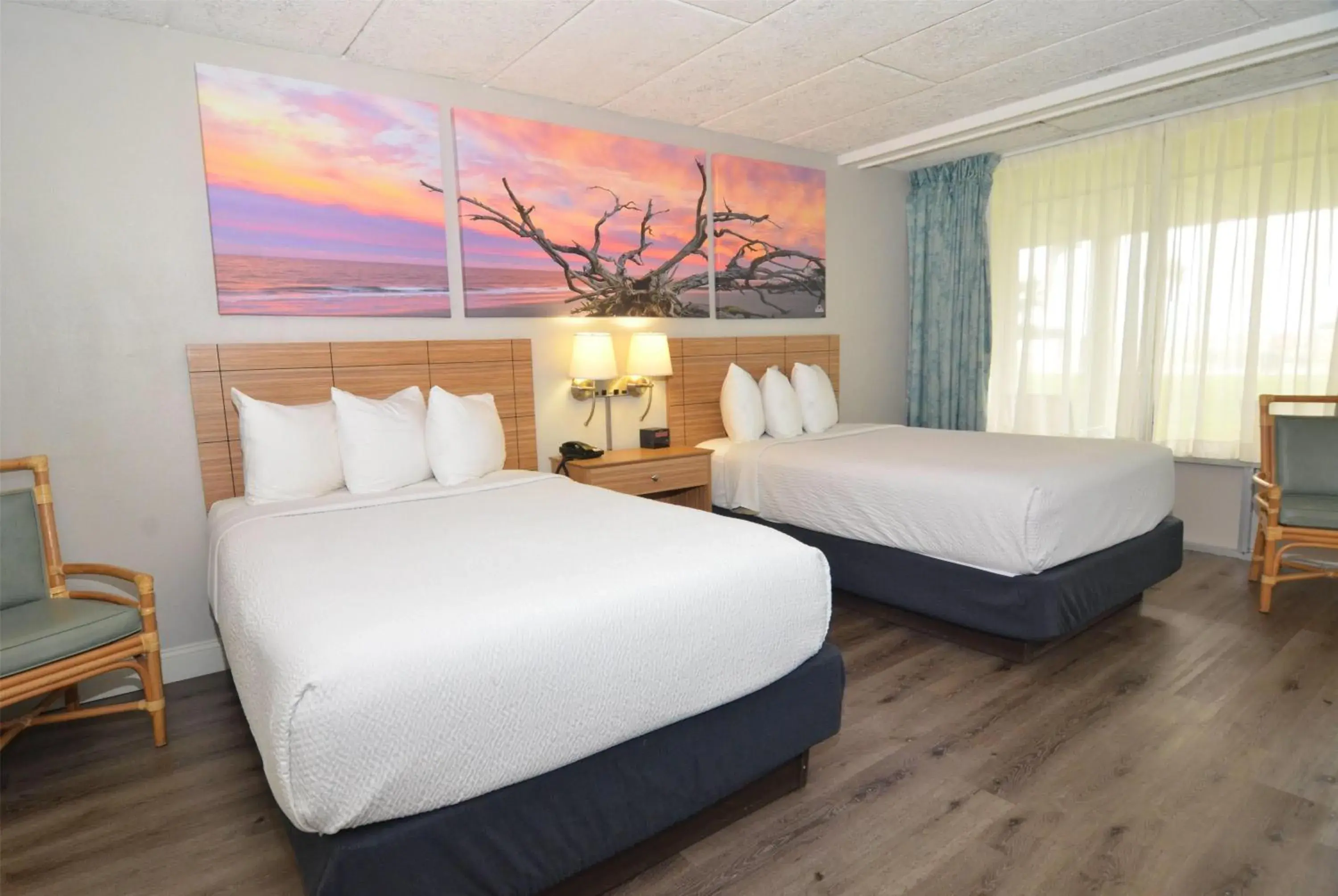Photo of the whole room, Bed in Days Inn & Suites by Wyndham Jekyll Island Photo of the whole room, Bed in Days Inn & Suites by Wyndham Jekyll Island