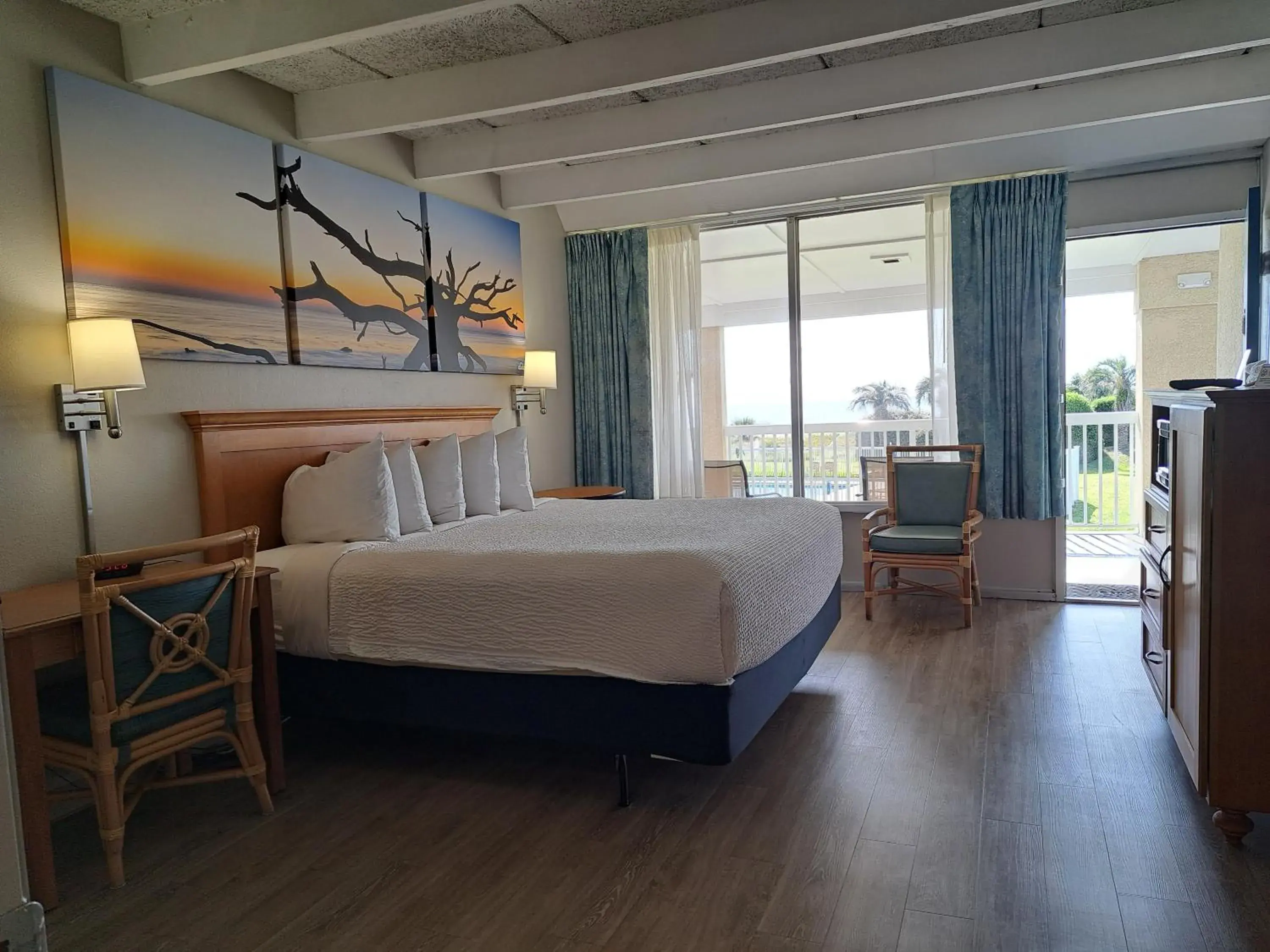 KING ROOM - OCEAN VIEW in Days Inn & Suites by Wyndham Jekyll Island KING ROOM - OCEAN VIEW in Days Inn & Suites by Wyndham Jekyll Island