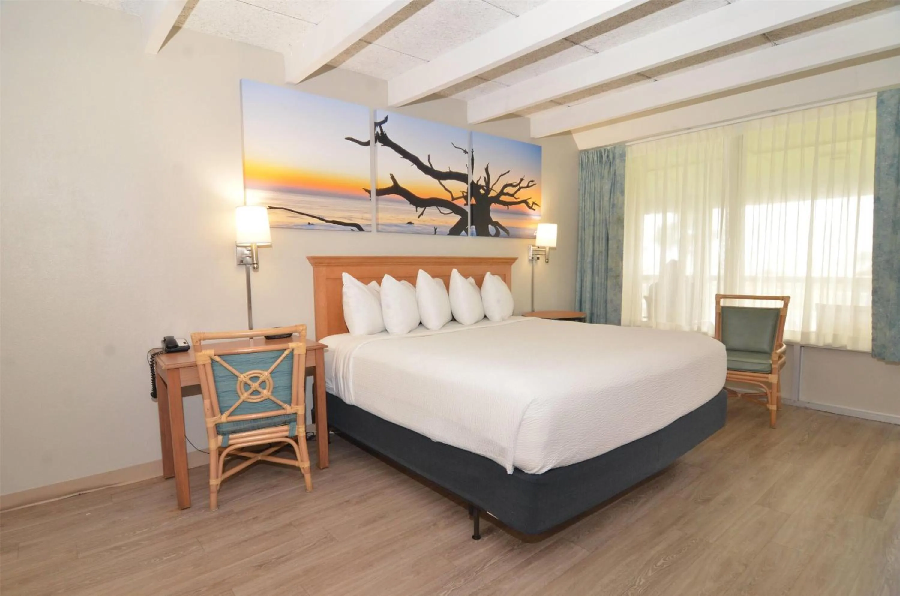 Photo of the whole room, Bed in Days Inn & Suites by Wyndham Jekyll Island