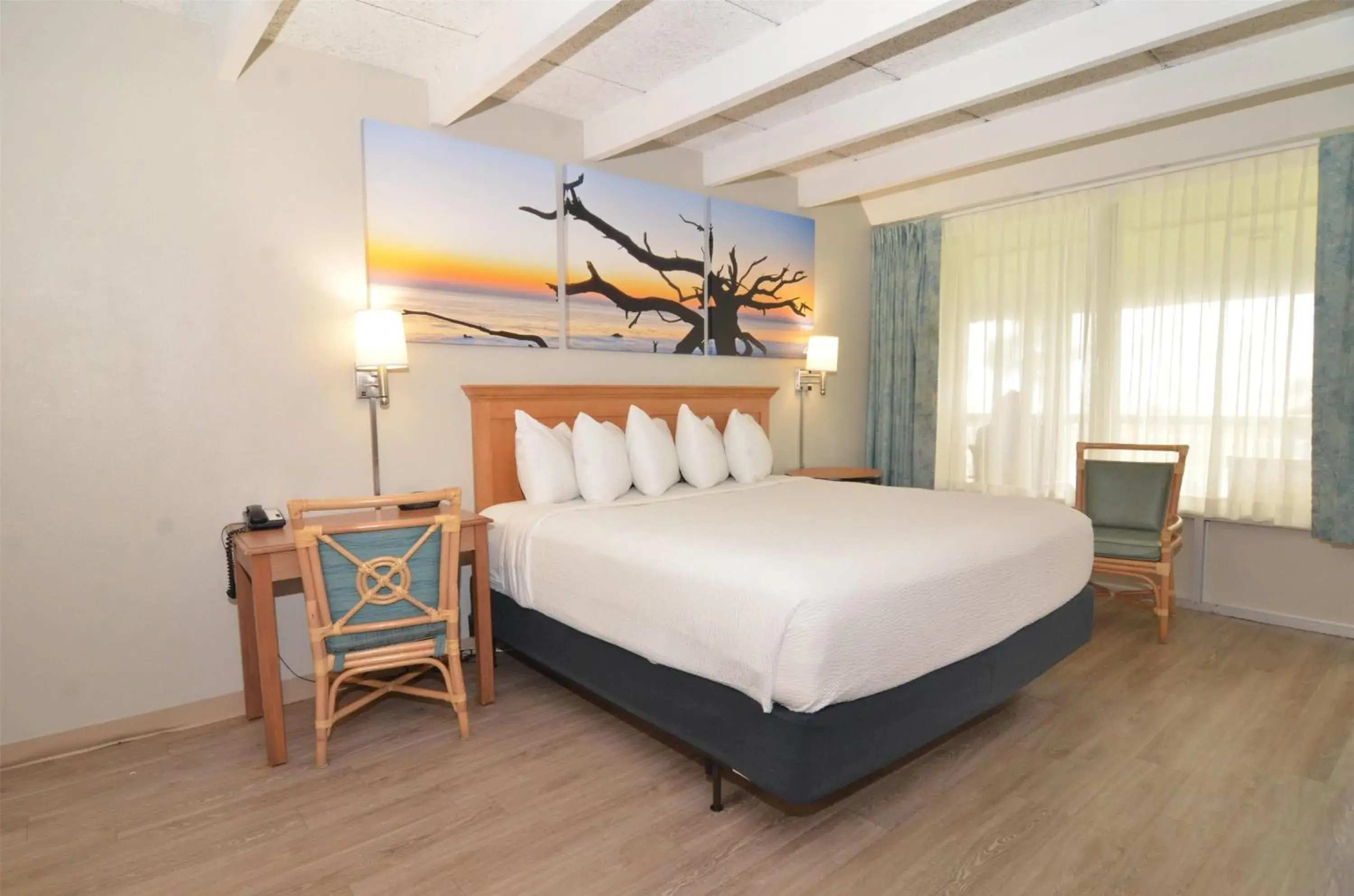 Photo of the whole room, Bed in Days Inn & Suites by Wyndham Jekyll Island Photo of the whole room, Bed in Days Inn & Suites by Wyndham Jekyll Island