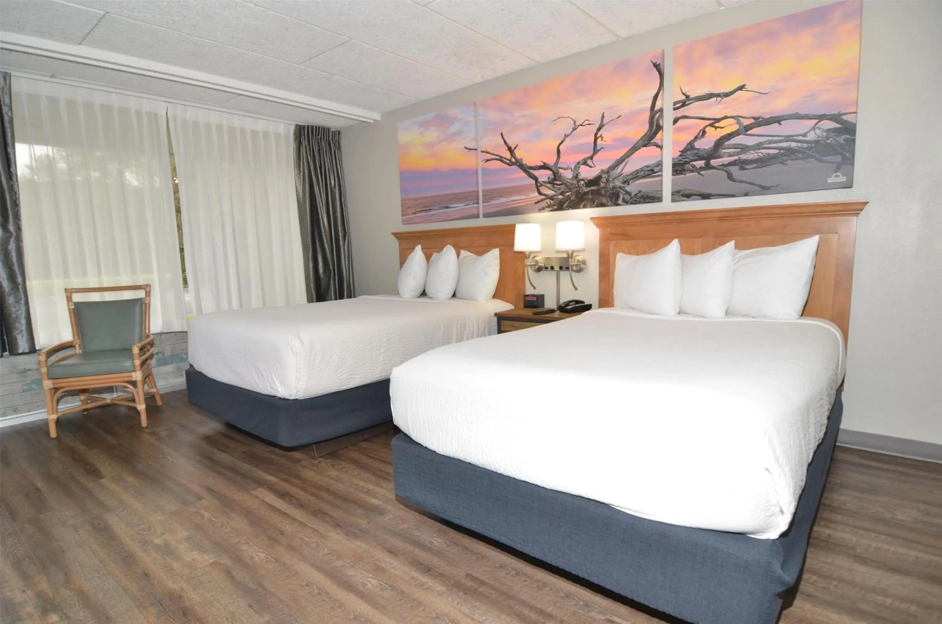 Photo of the whole room, Bed in Days Inn & Suites by Wyndham Jekyll Island