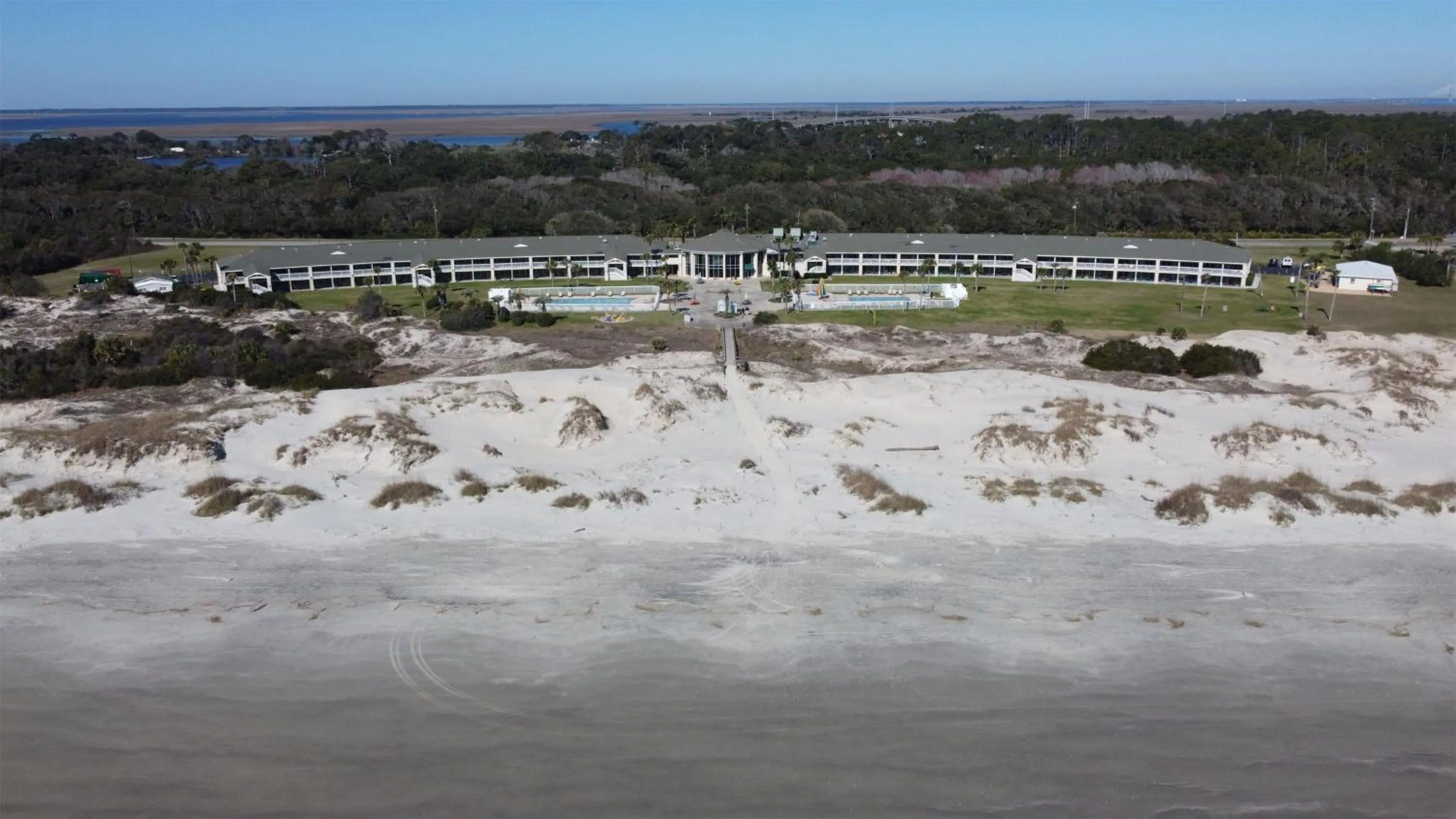 Property building in Days Inn & Suites by Wyndham Jekyll Island