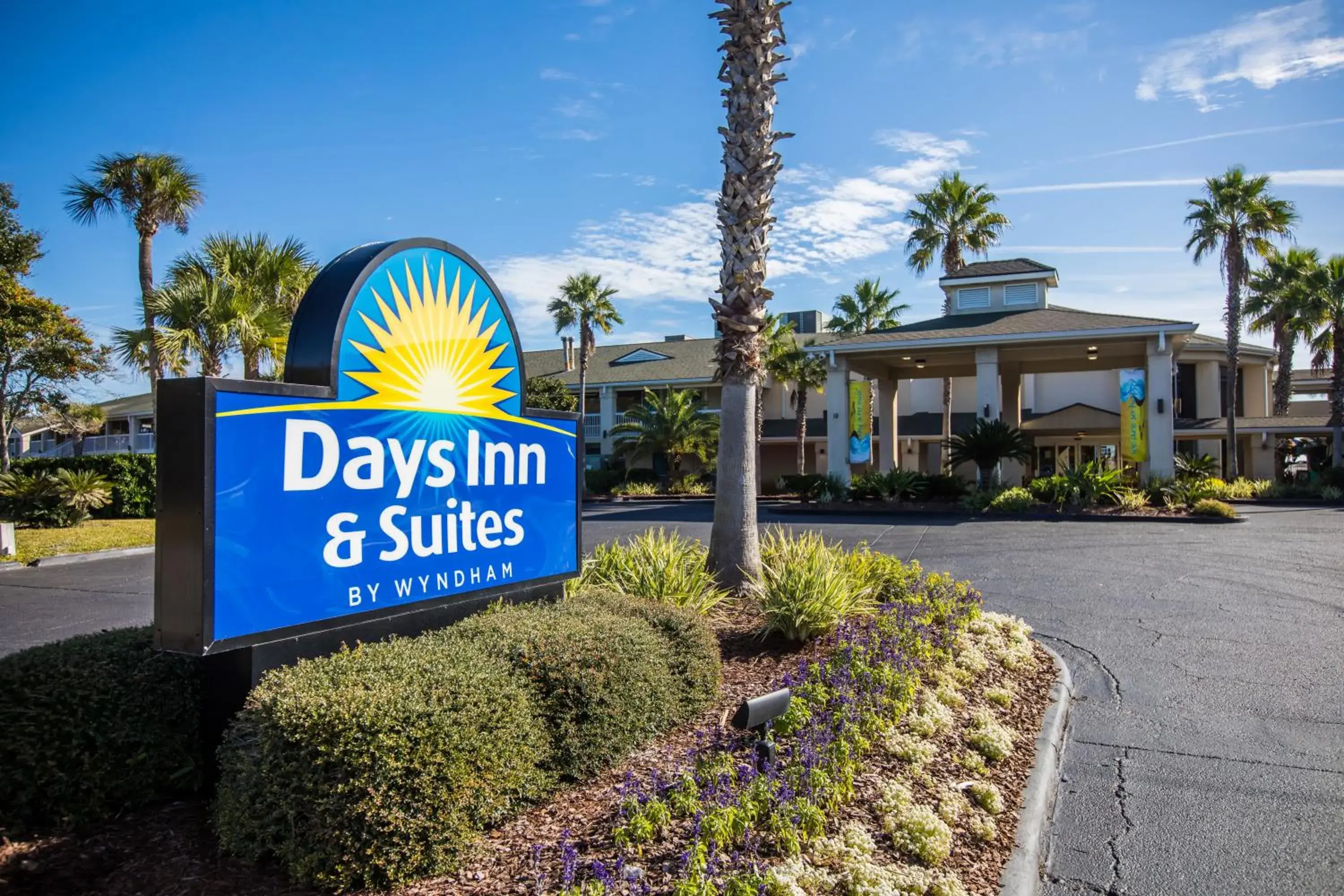 Property building in Days Inn & Suites by Wyndham Jekyll Island Property building in Days Inn & Suites by Wyndham Jekyll Island