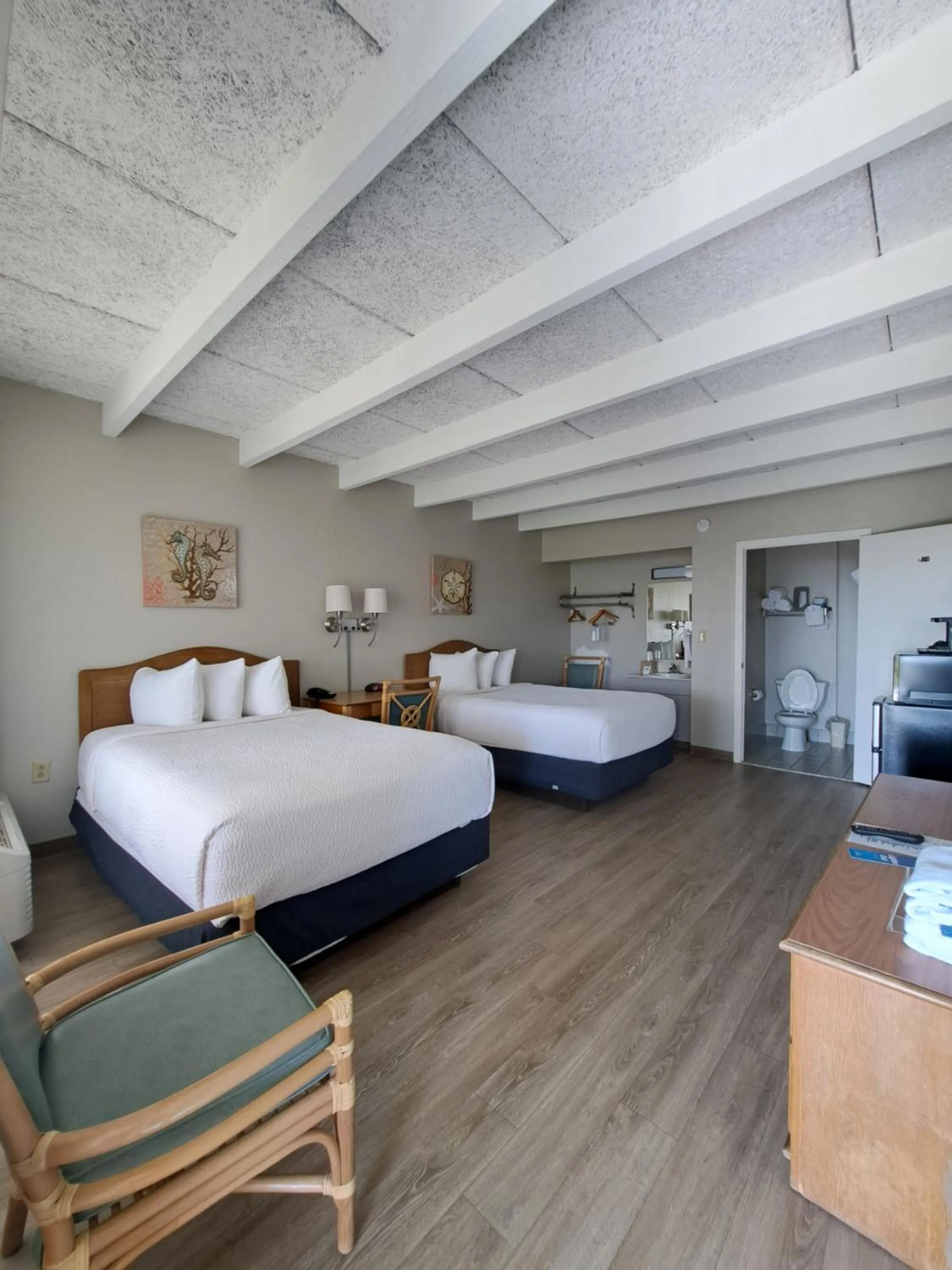 Bedroom, Bed in Days Inn & Suites by Wyndham Jekyll Island