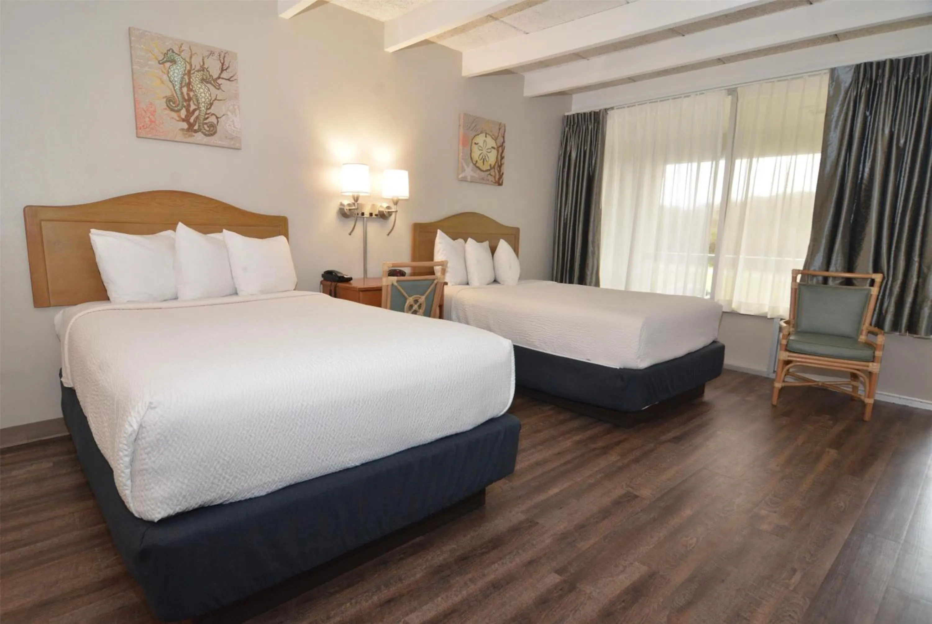 Photo of the whole room, Bed in Days Inn & Suites by Wyndham Jekyll Island