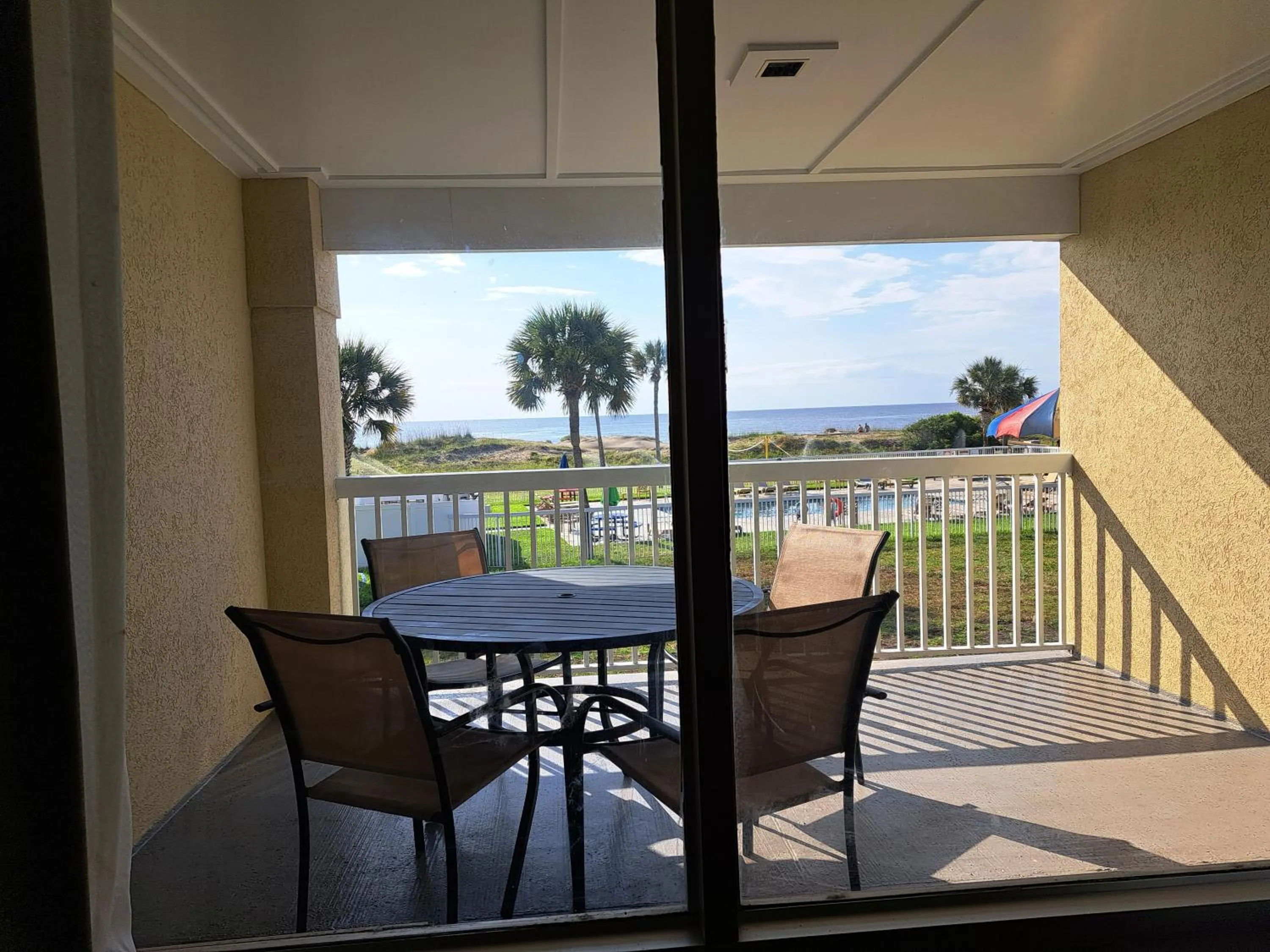 Balcony/Terrace in Days Inn & Suites by Wyndham Jekyll Island