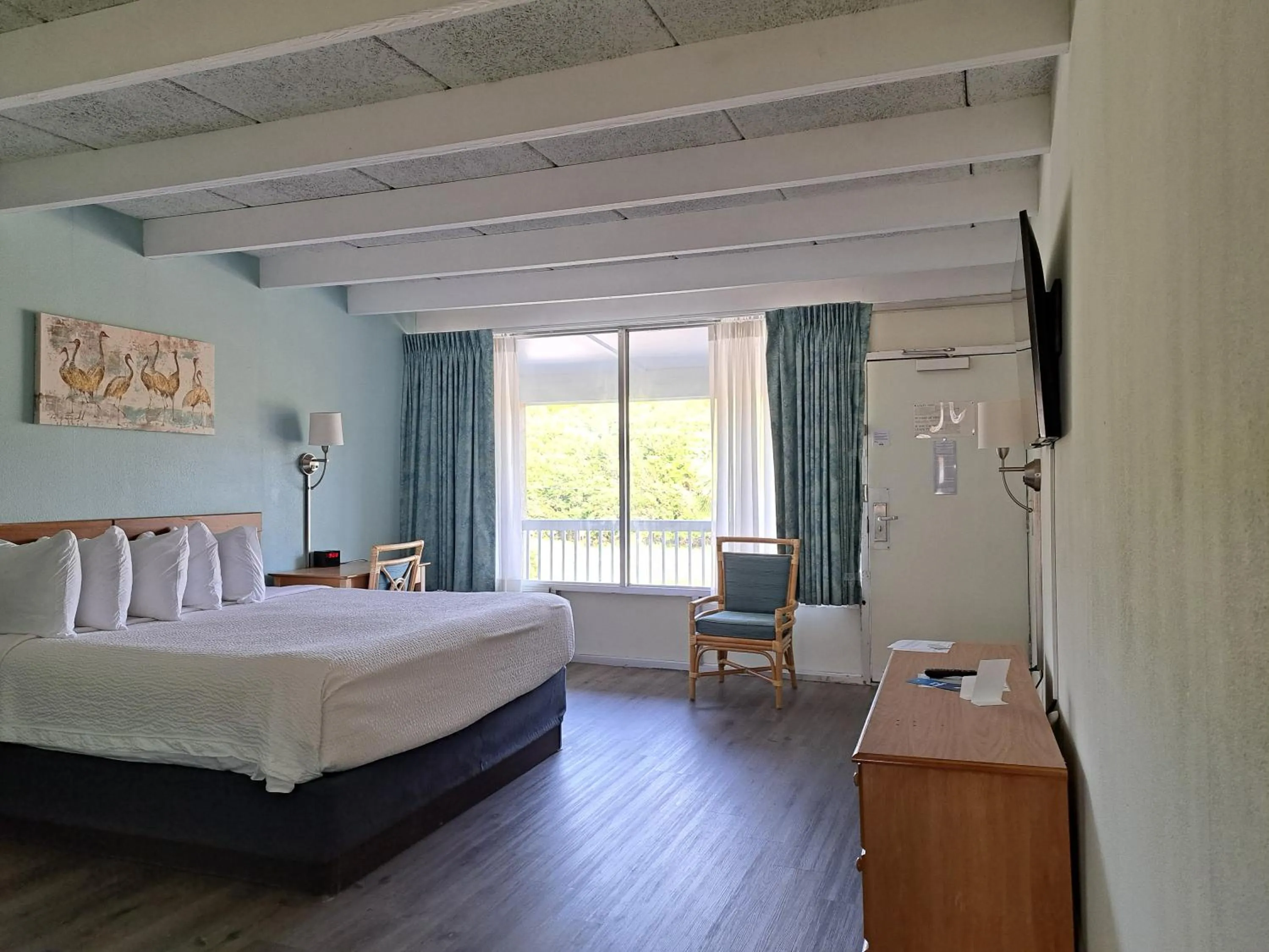 Photo of the whole room, Bed in Days Inn & Suites by Wyndham Jekyll Island