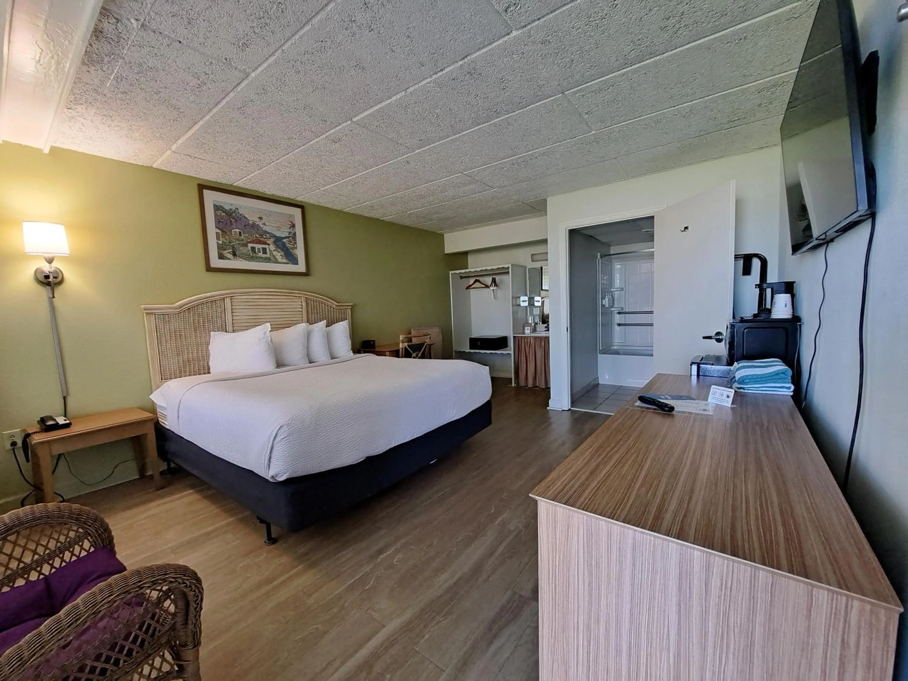 Photo of the whole room, Bed in Days Inn & Suites by Wyndham Jekyll Island