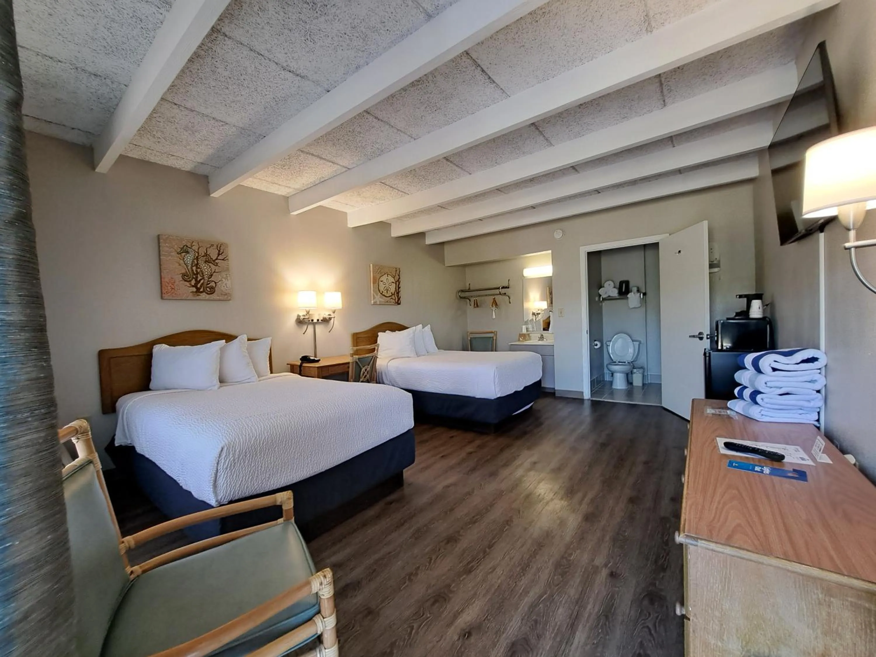 Kitchen or kitchenette, Bed in Days Inn & Suites by Wyndham Jekyll Island