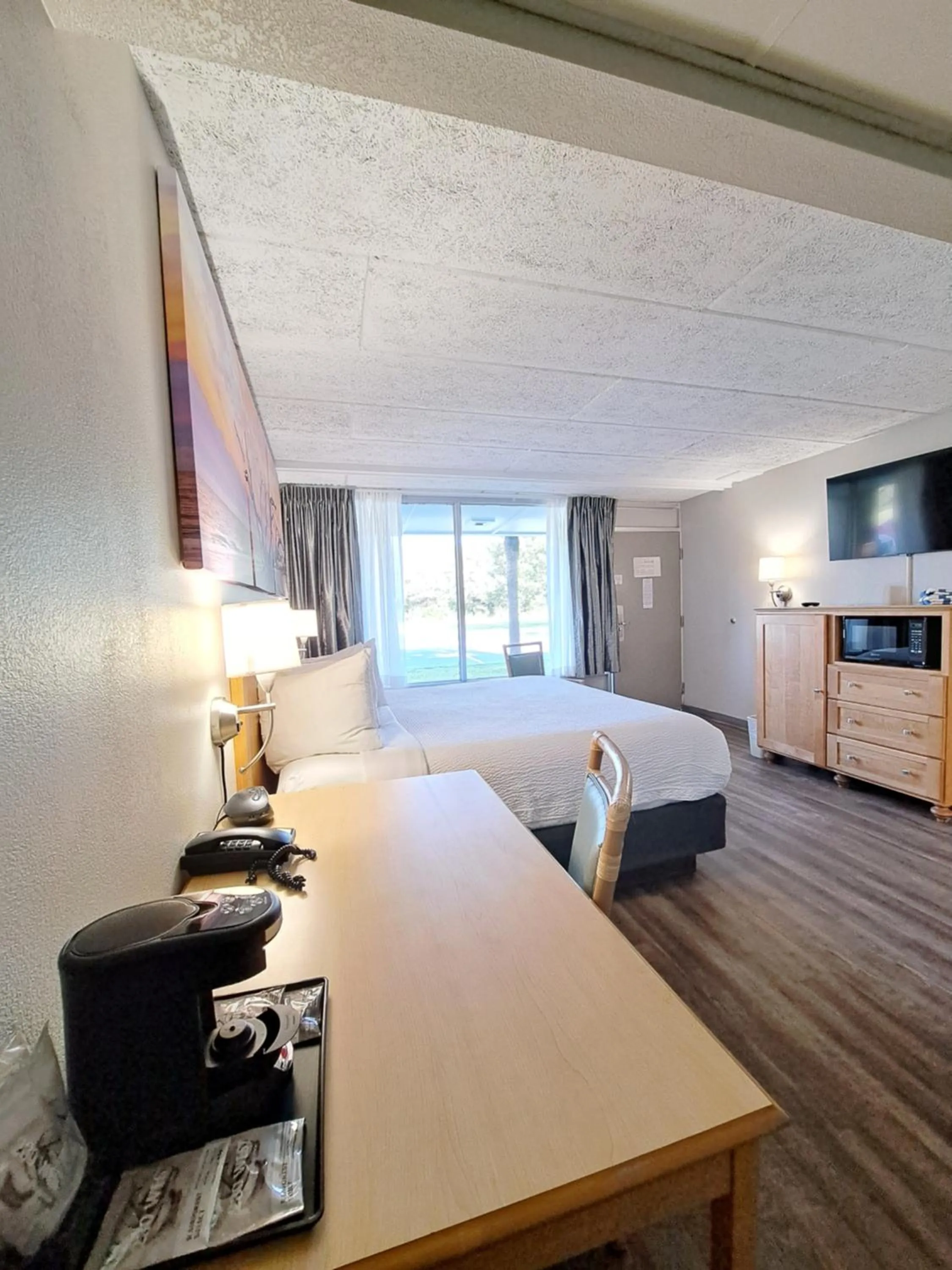 Photo of the whole room, Bed in Days Inn & Suites by Wyndham Jekyll Island
