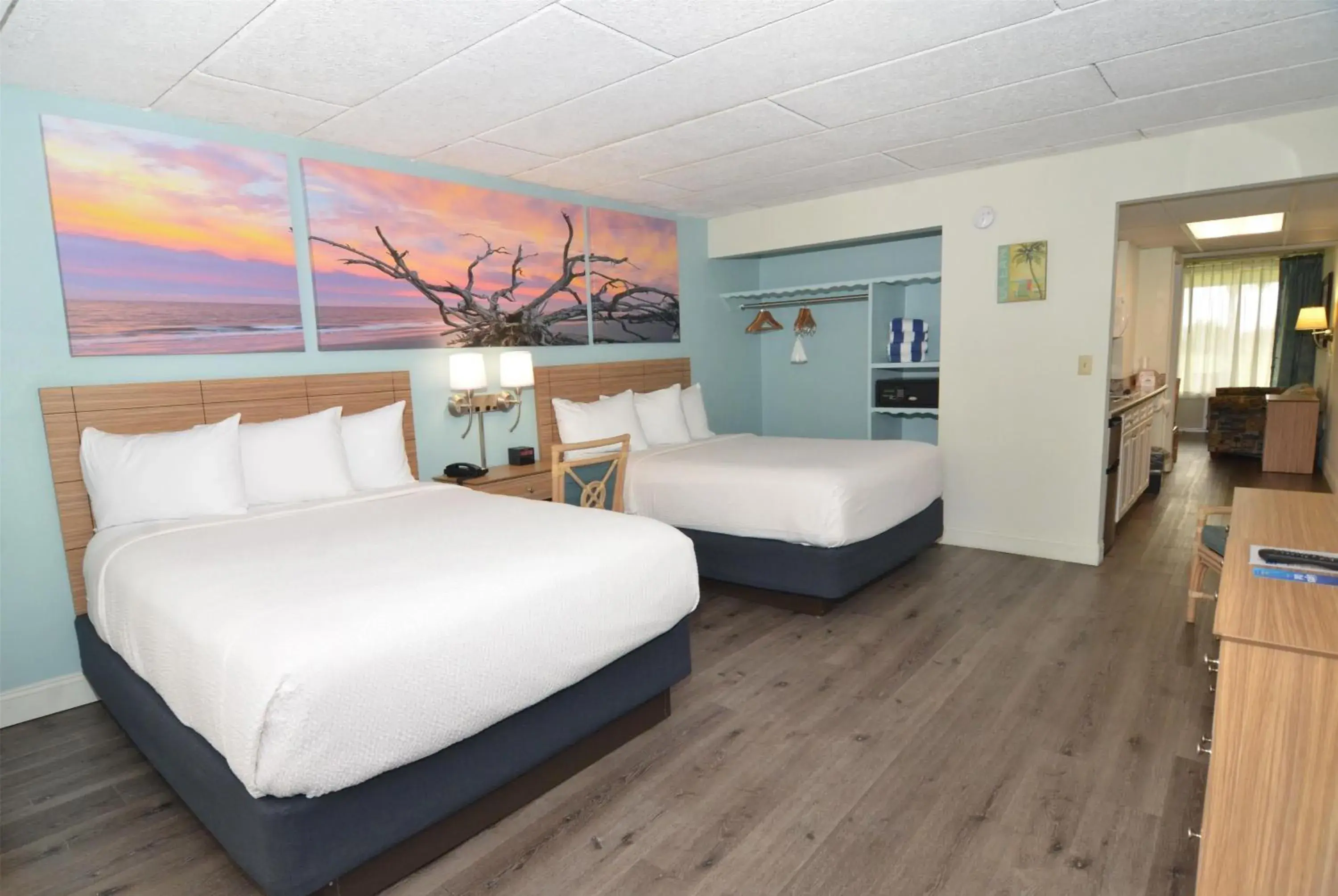 Photo of the whole room, Bed in Days Inn & Suites by Wyndham Jekyll Island Photo of the whole room, Bed in Days Inn & Suites by Wyndham Jekyll Island