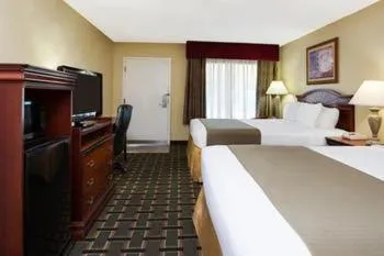 Bedroom, Bed in Baymont by Wyndham Lake City I-75