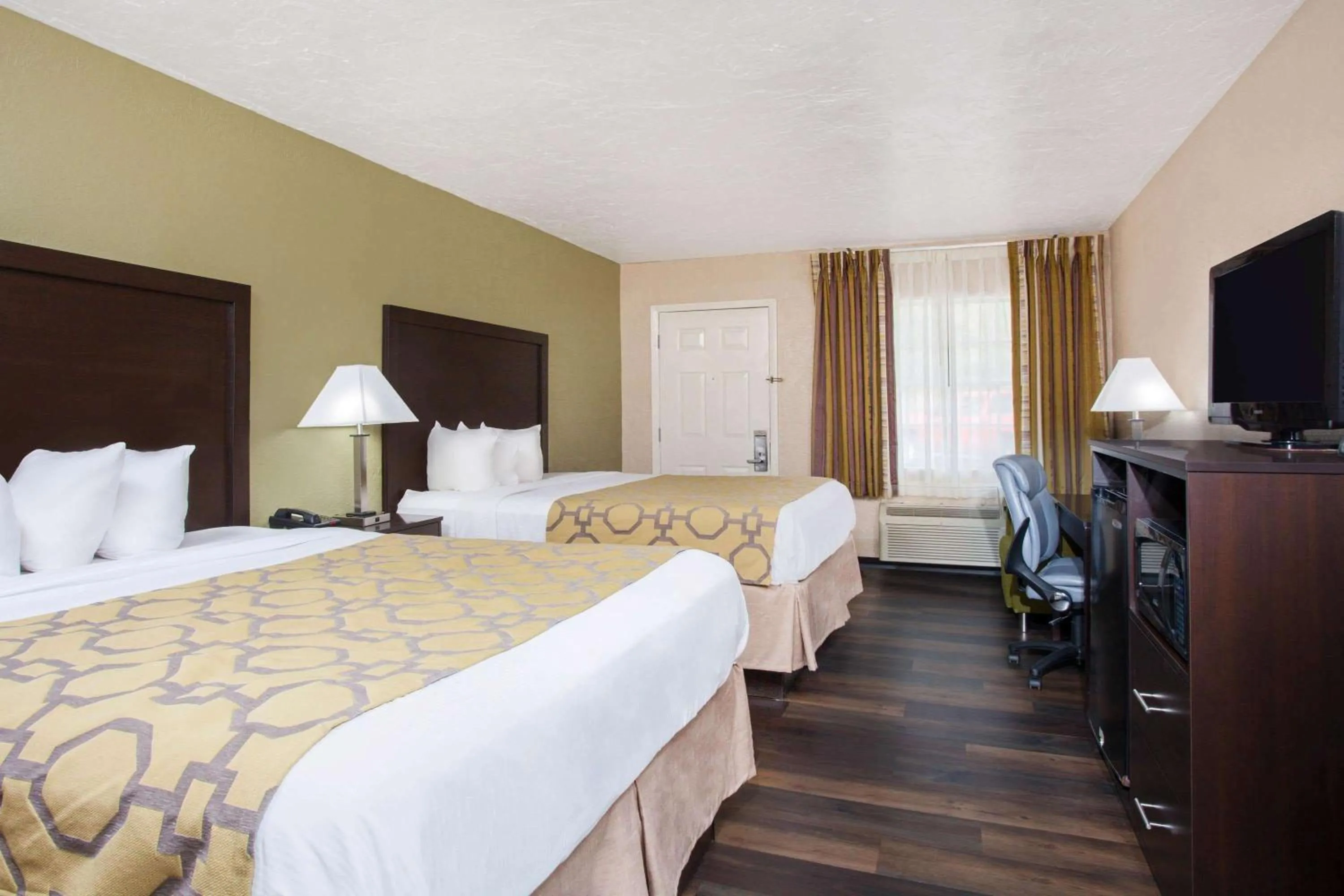 Photo of the whole room, Bed in Baymont by Wyndham Lake City I-75