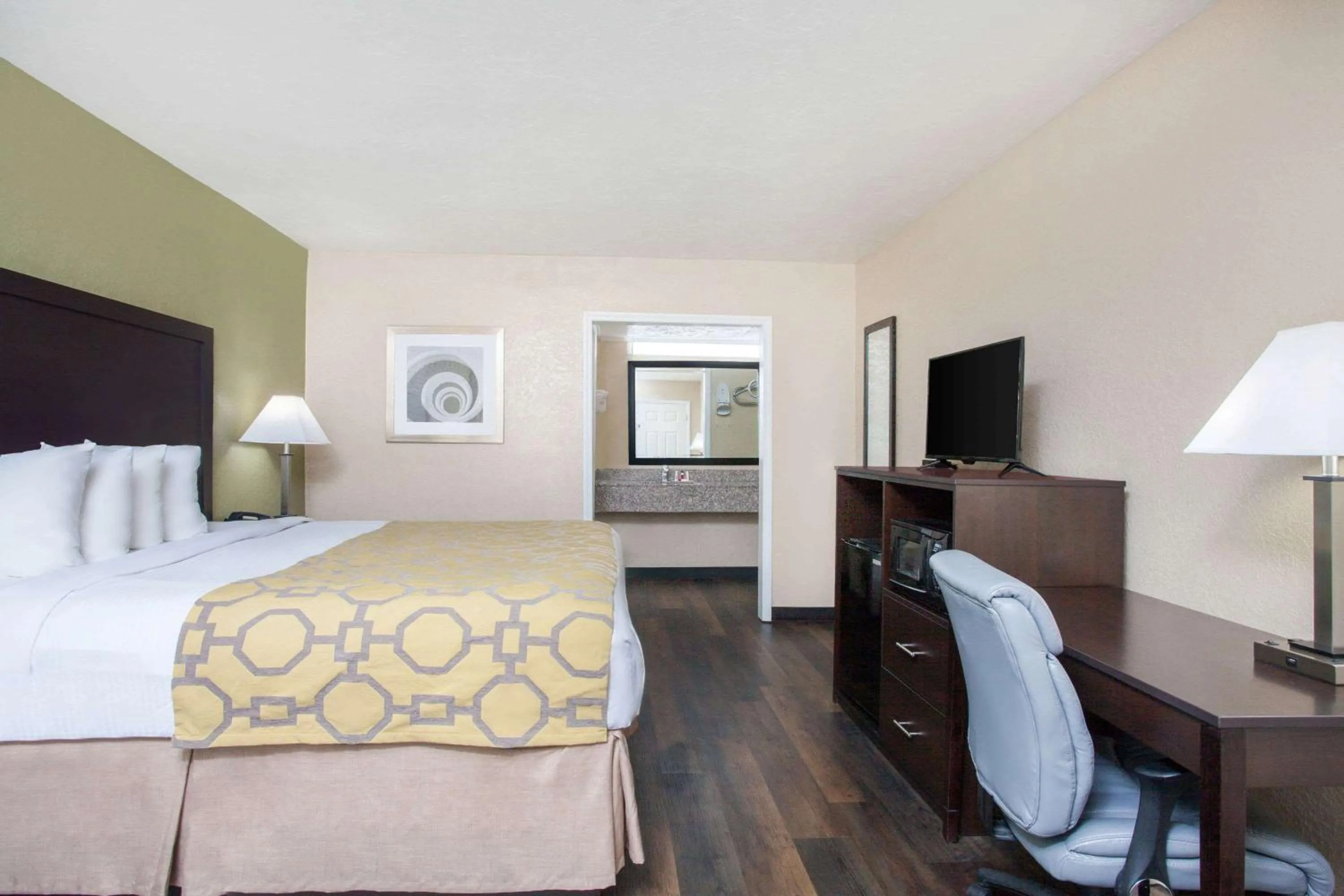 Photo of the whole room, Bed in Baymont by Wyndham Lake City I-75