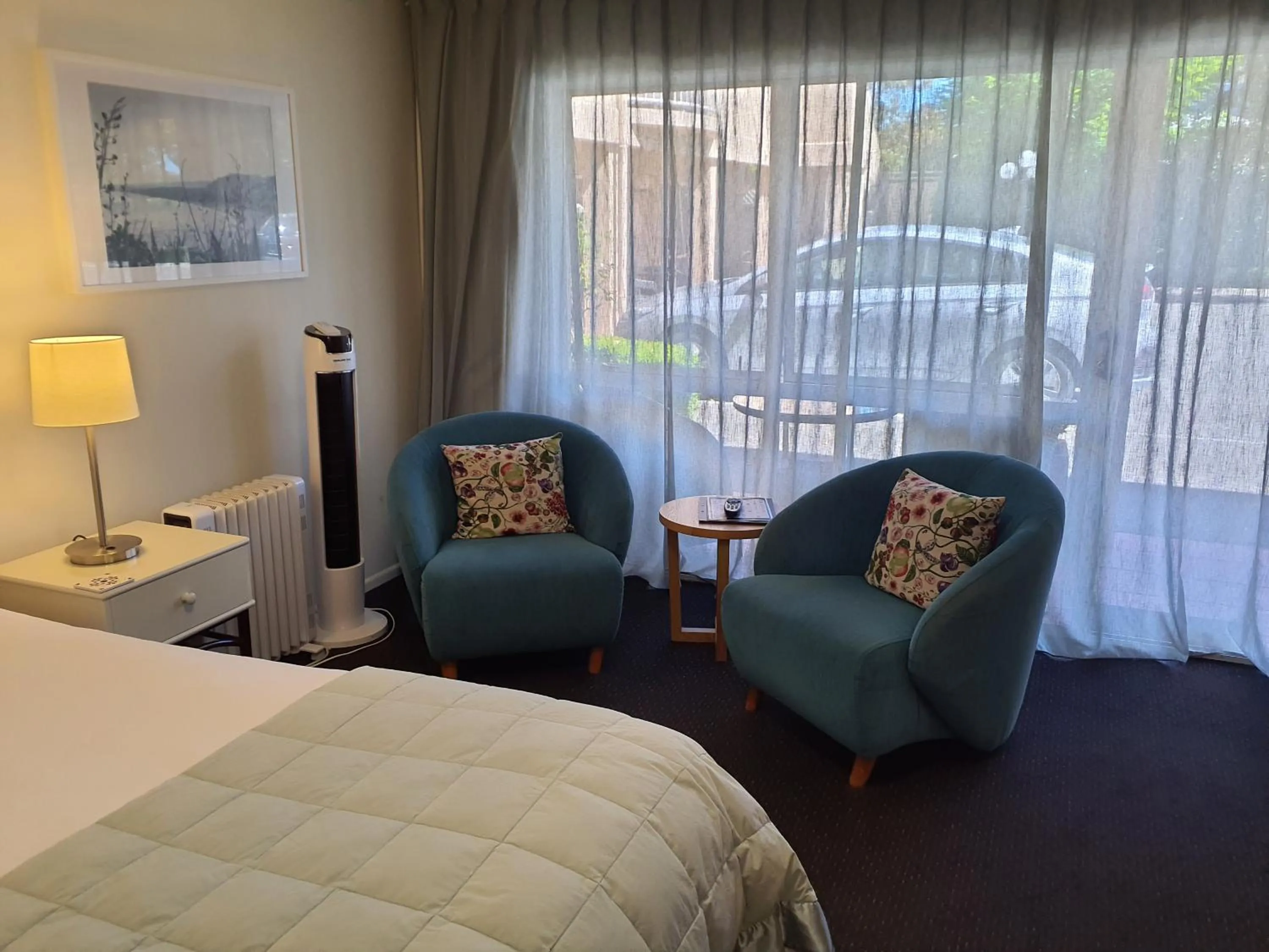 Seating area, Bed in Tuscana Motor Lodge