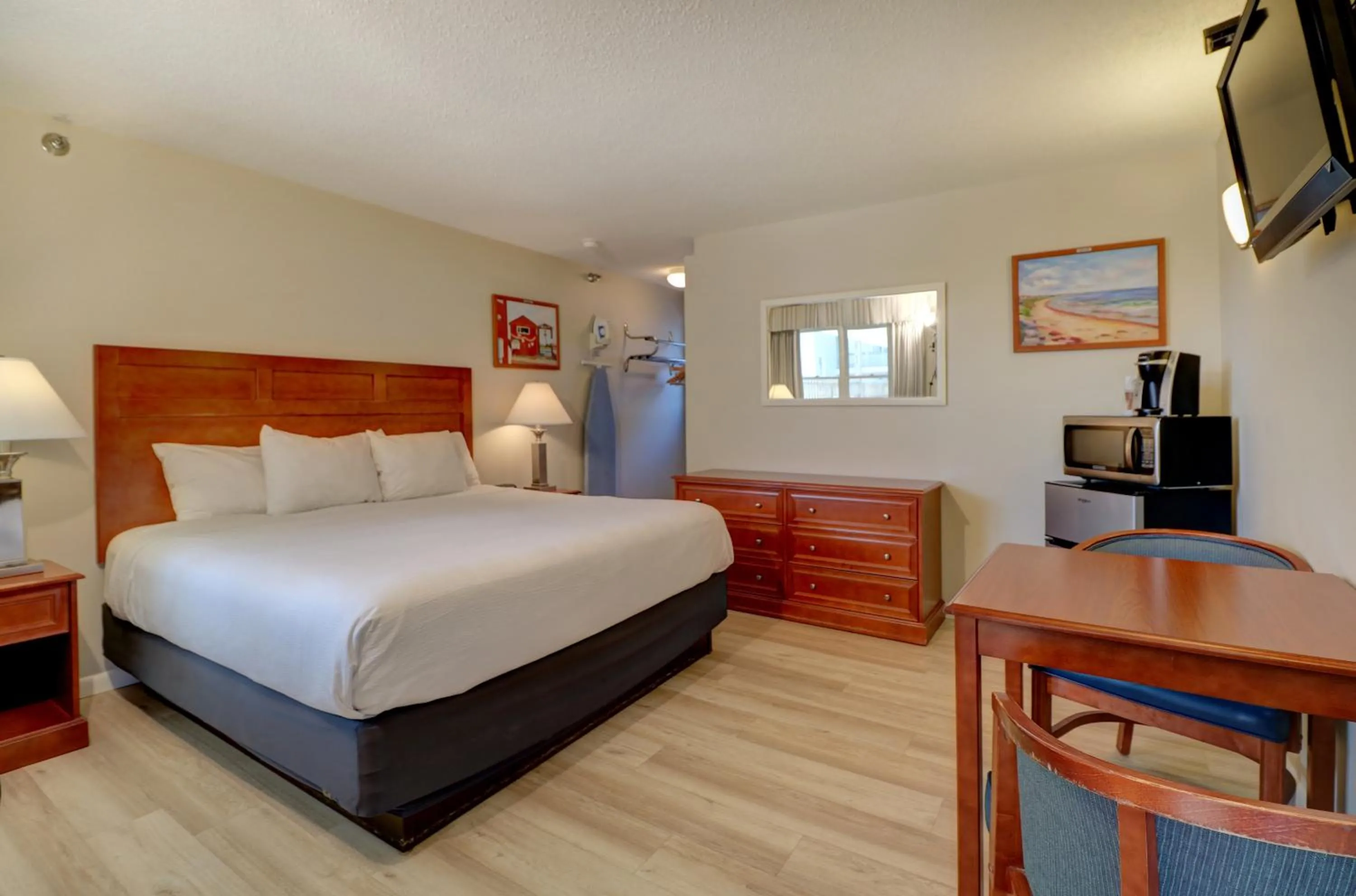 Standard King Room in Atlantic Oceanfront Hotel, Wells Beach