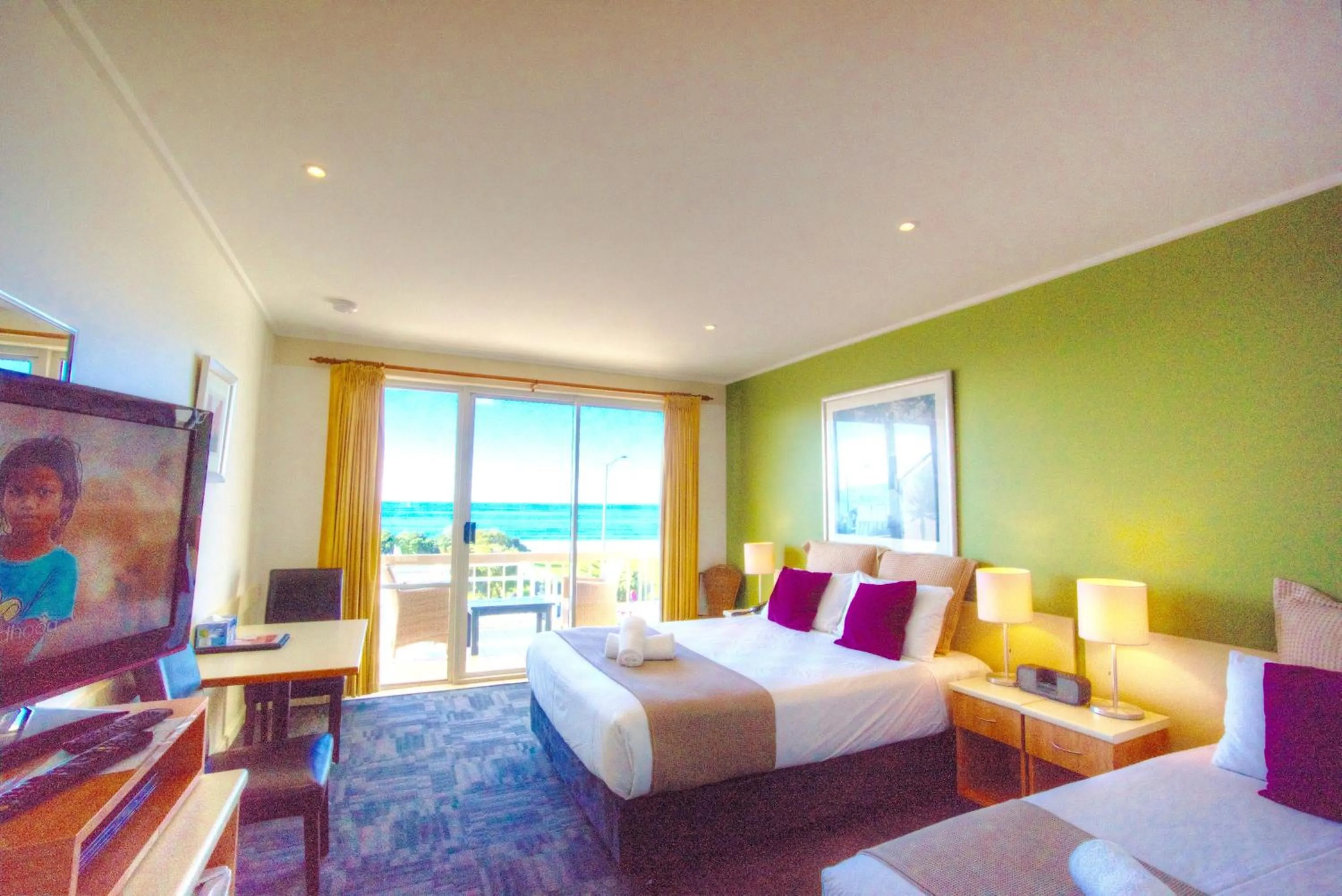 Photo of the whole room, Bed in The Sandridge Motel