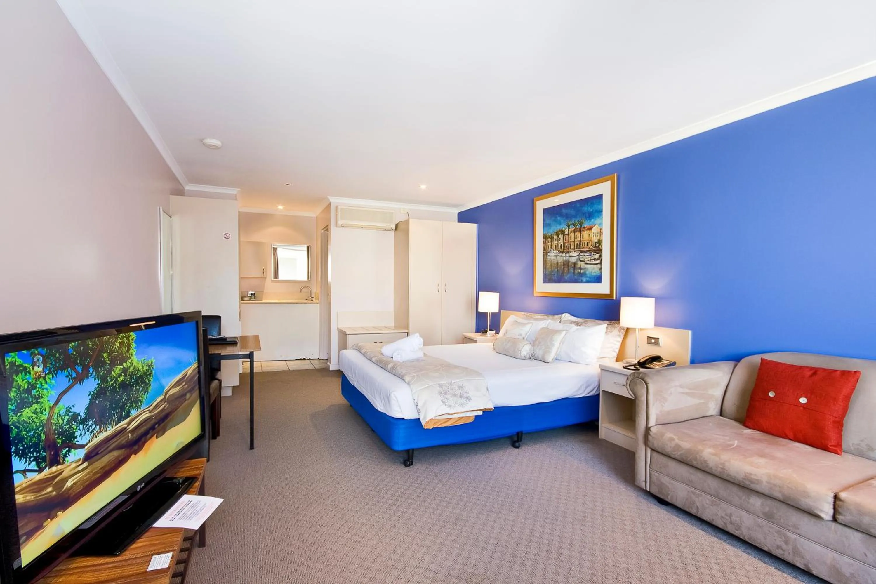 Bathroom, Bed in The Sandridge Motel