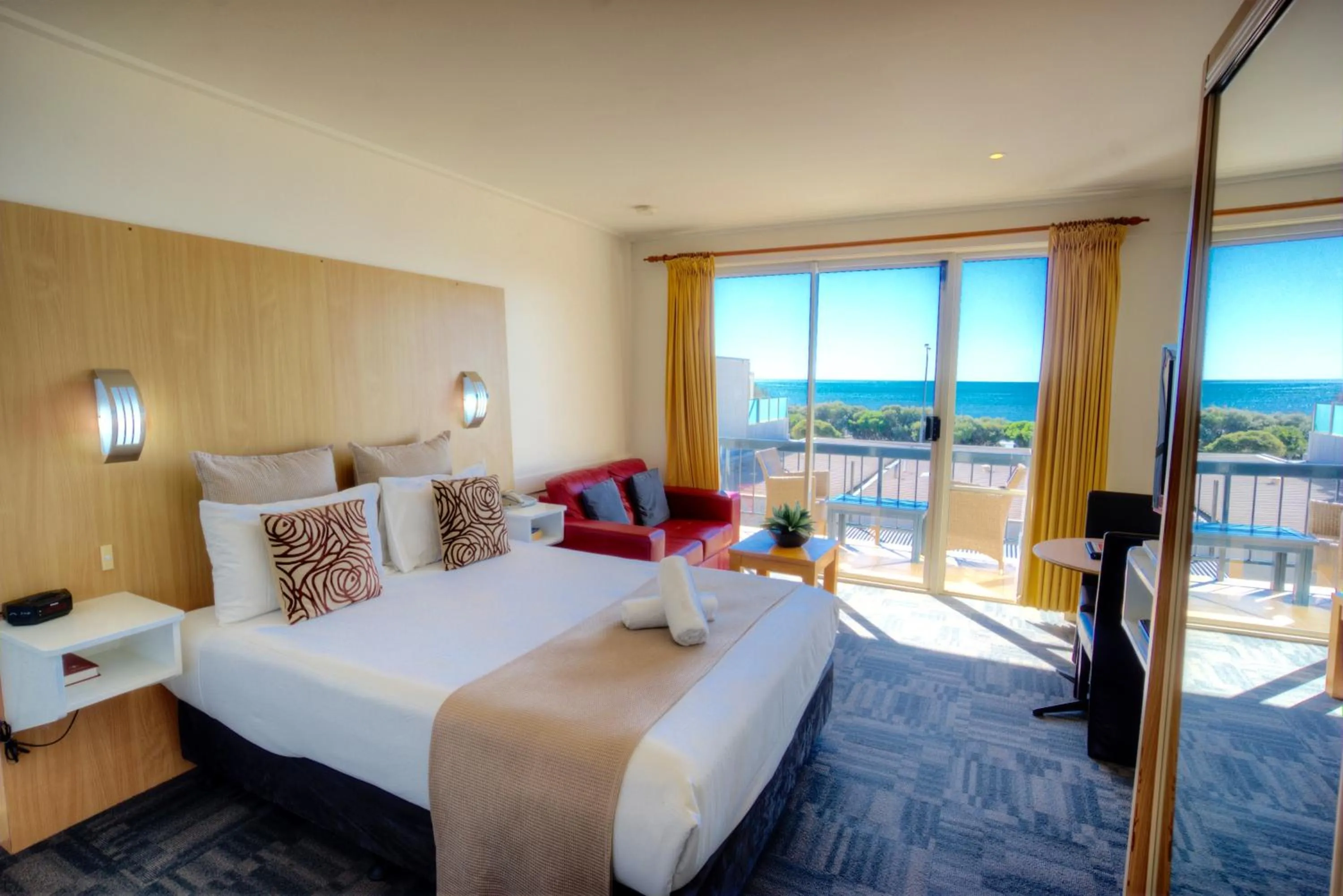 Balcony/Terrace, Bed in The Sandridge Motel