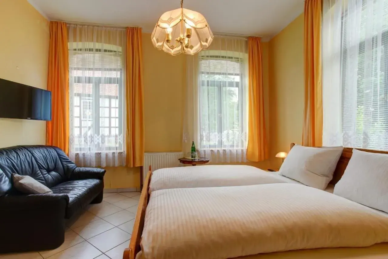 TV and multimedia, Bed in Gasthaus Hannover TV and multimedia, Bed in Gasthaus Hannover