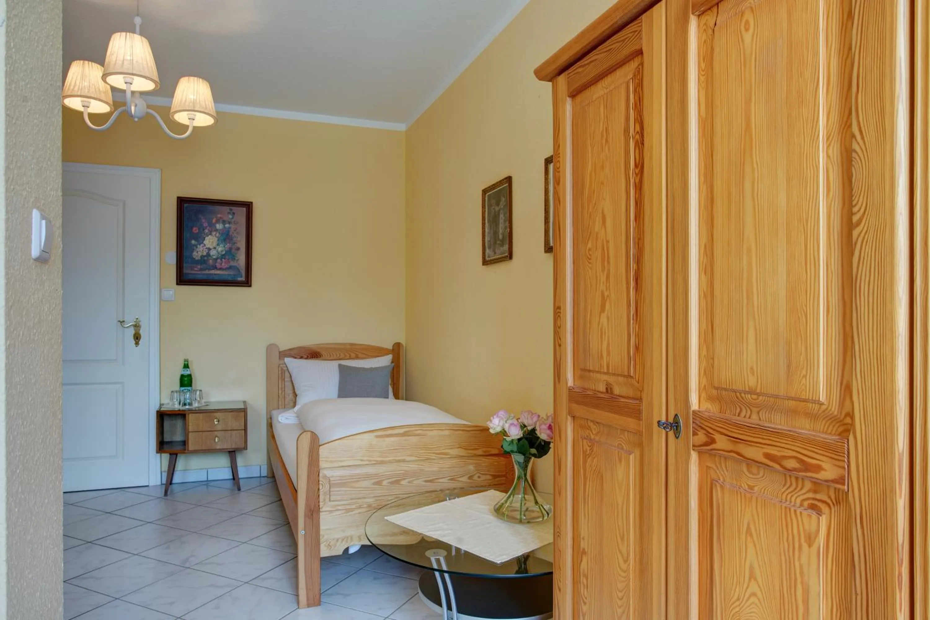 Photo of the whole room, Bed in Gasthaus Hannover