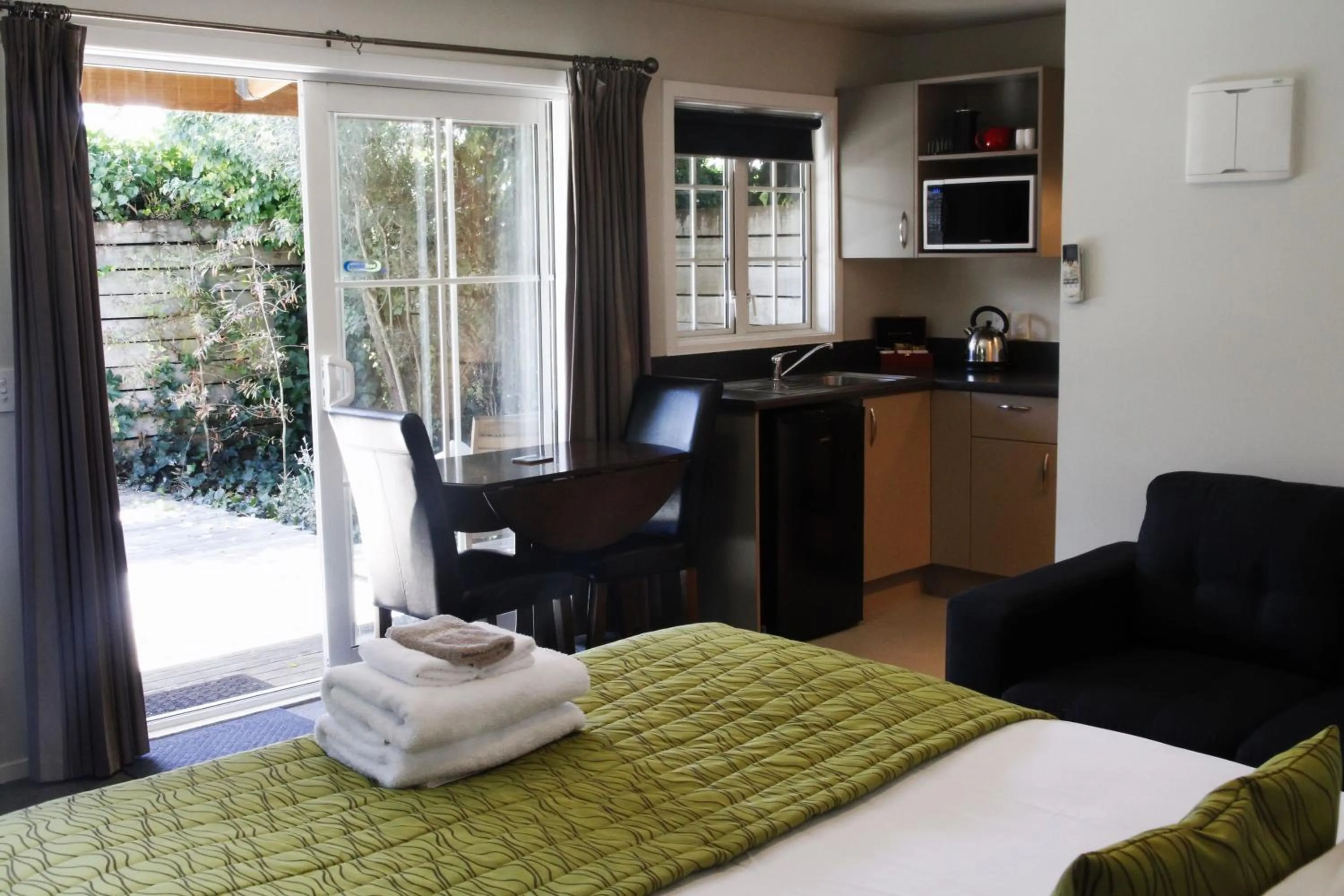 Patio, Bed in Cranford Cottages and Motel