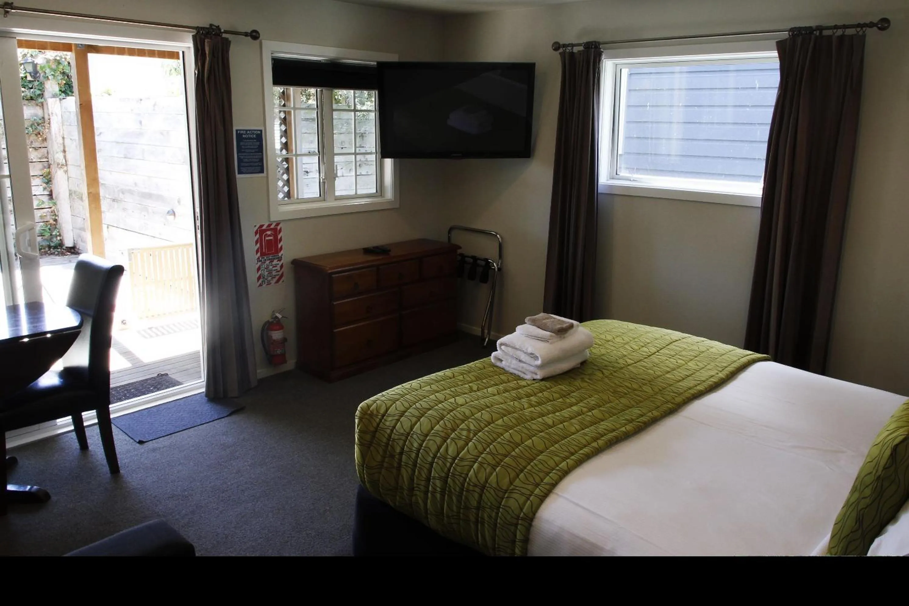 Patio, Bed in Cranford Cottages and Motel