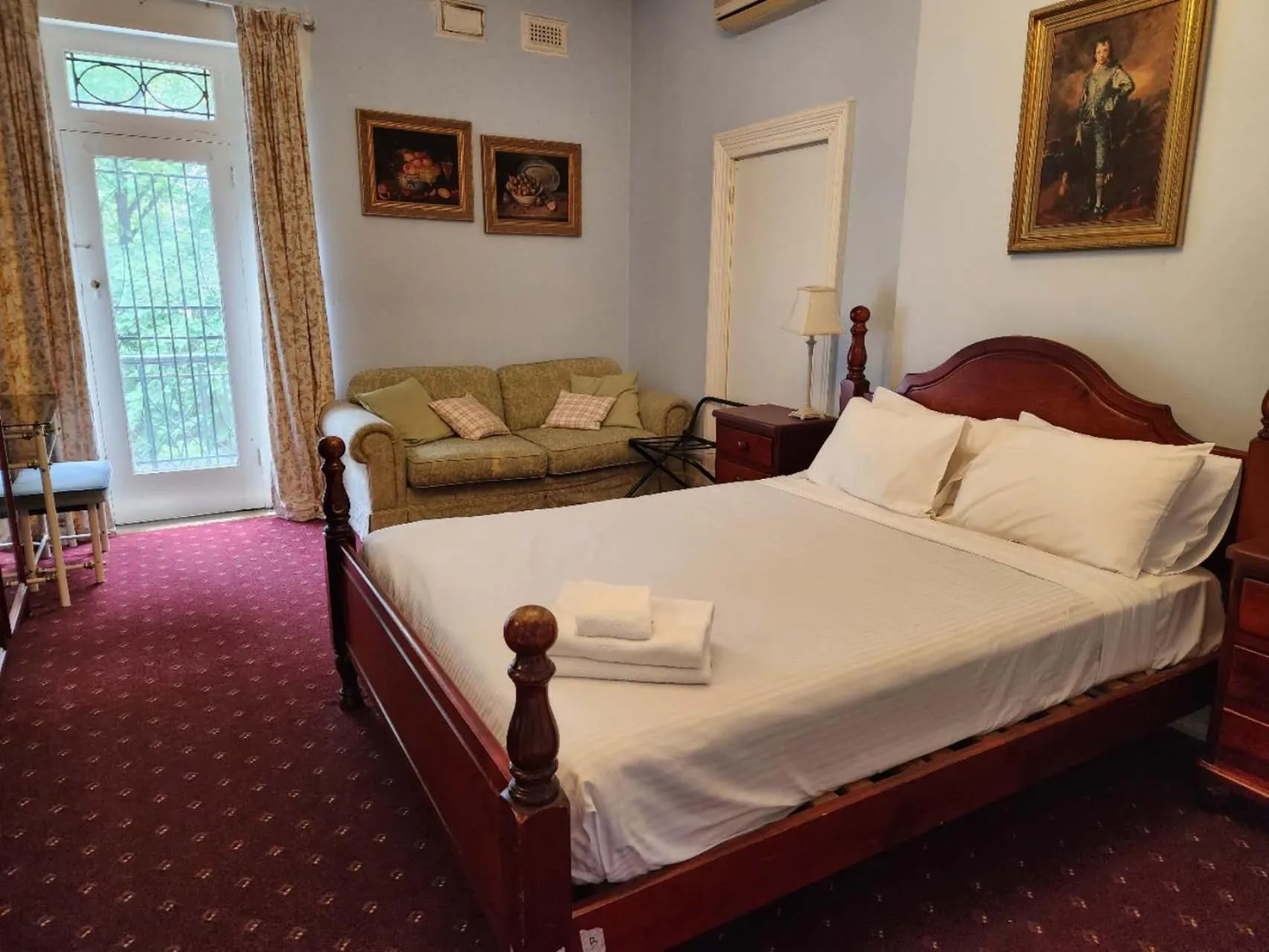 Bed in Georgian Court Inn