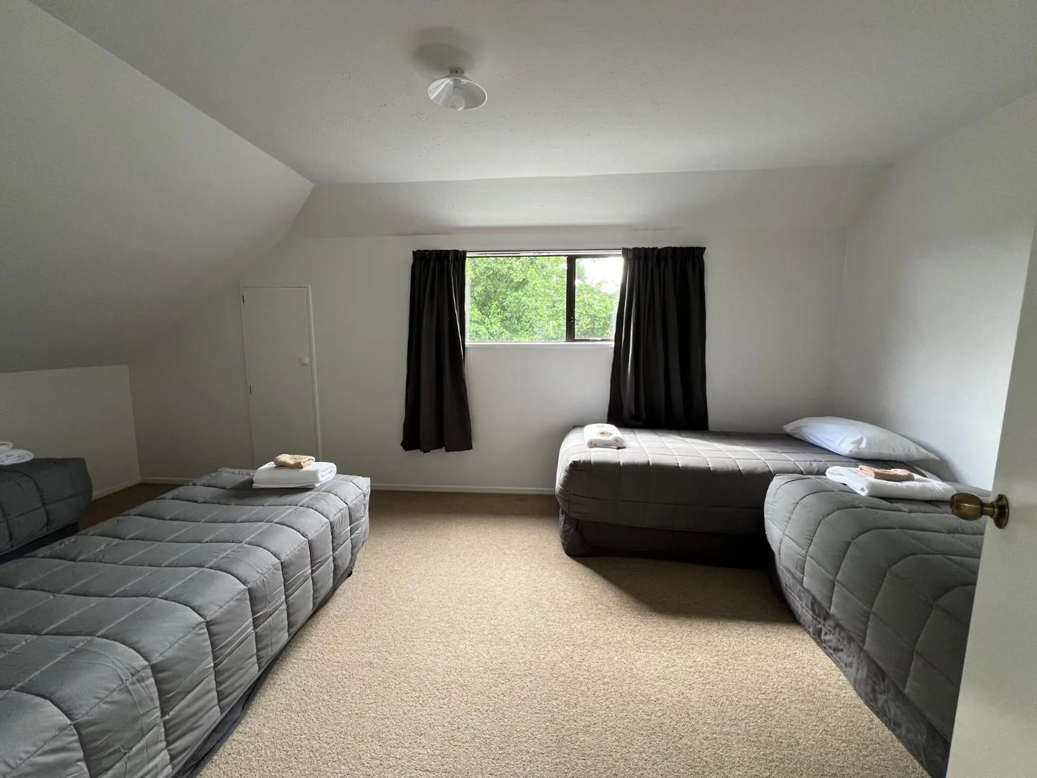 Bedroom, Bed in Garden City Motel