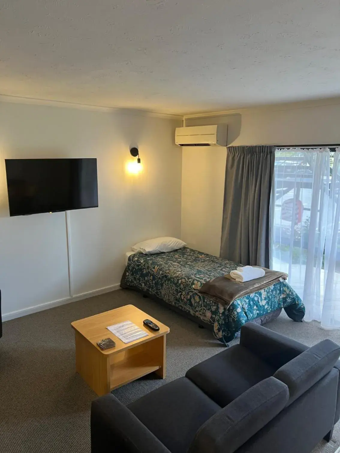 Bed in Garden City Motel Bed in Garden City Motel