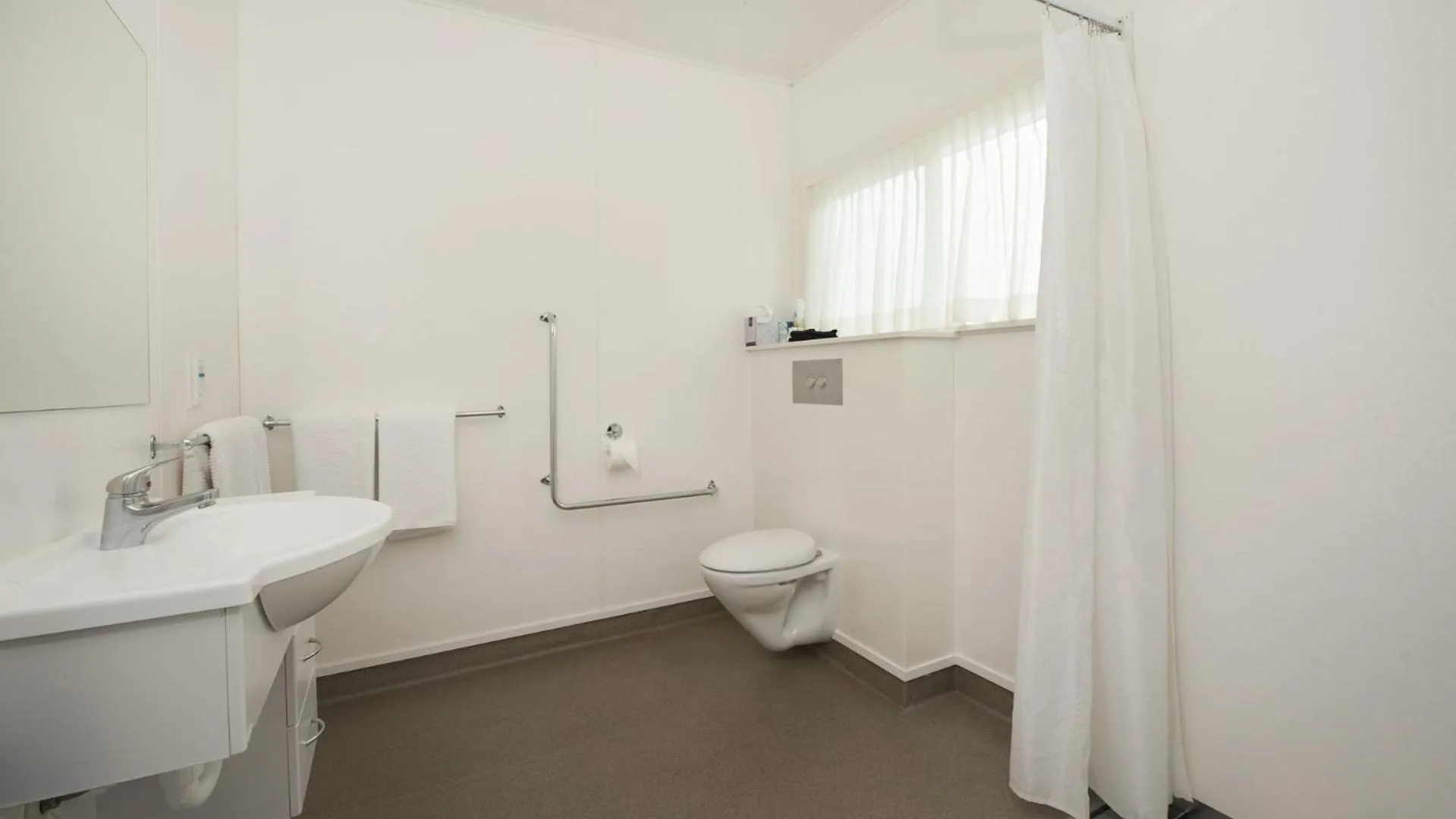Bathroom in Hananui Lodge and Apartments