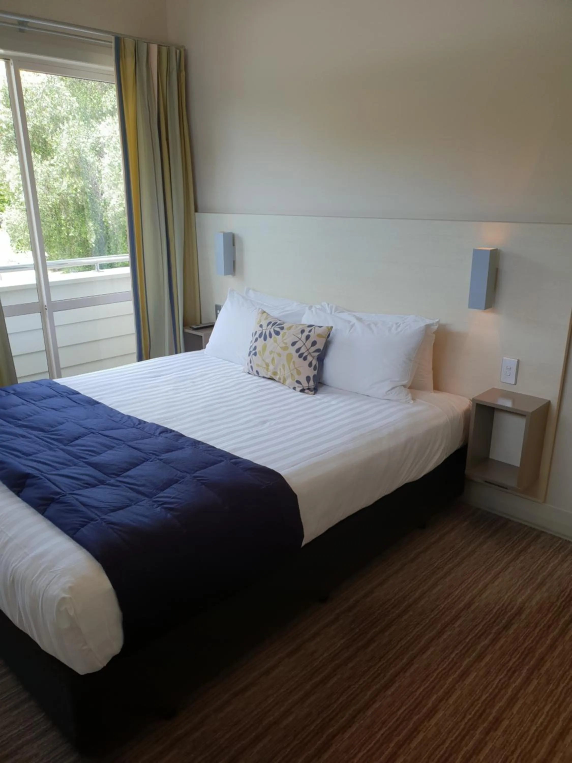 Bed in Hananui Lodge and Apartments