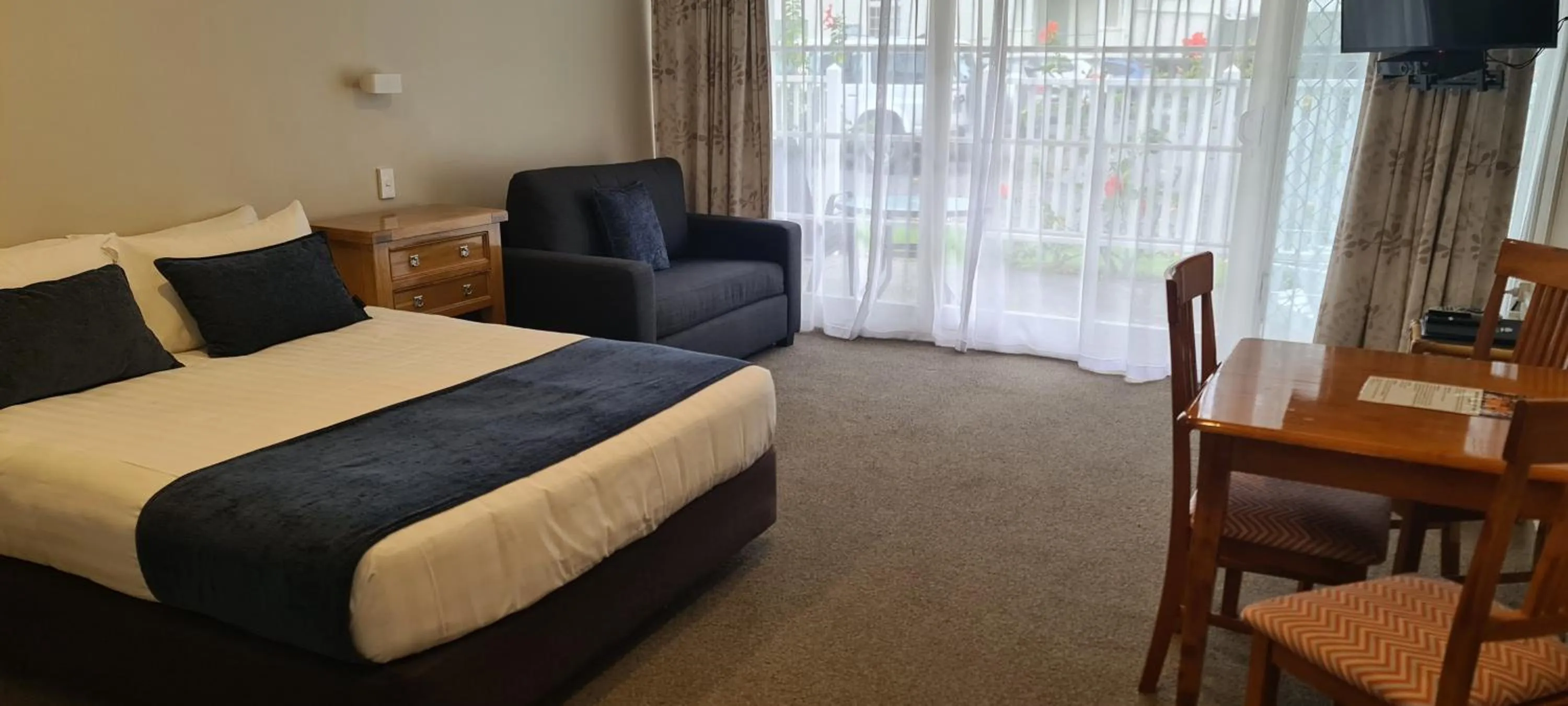 Bed in Hananui Lodge and Apartments
