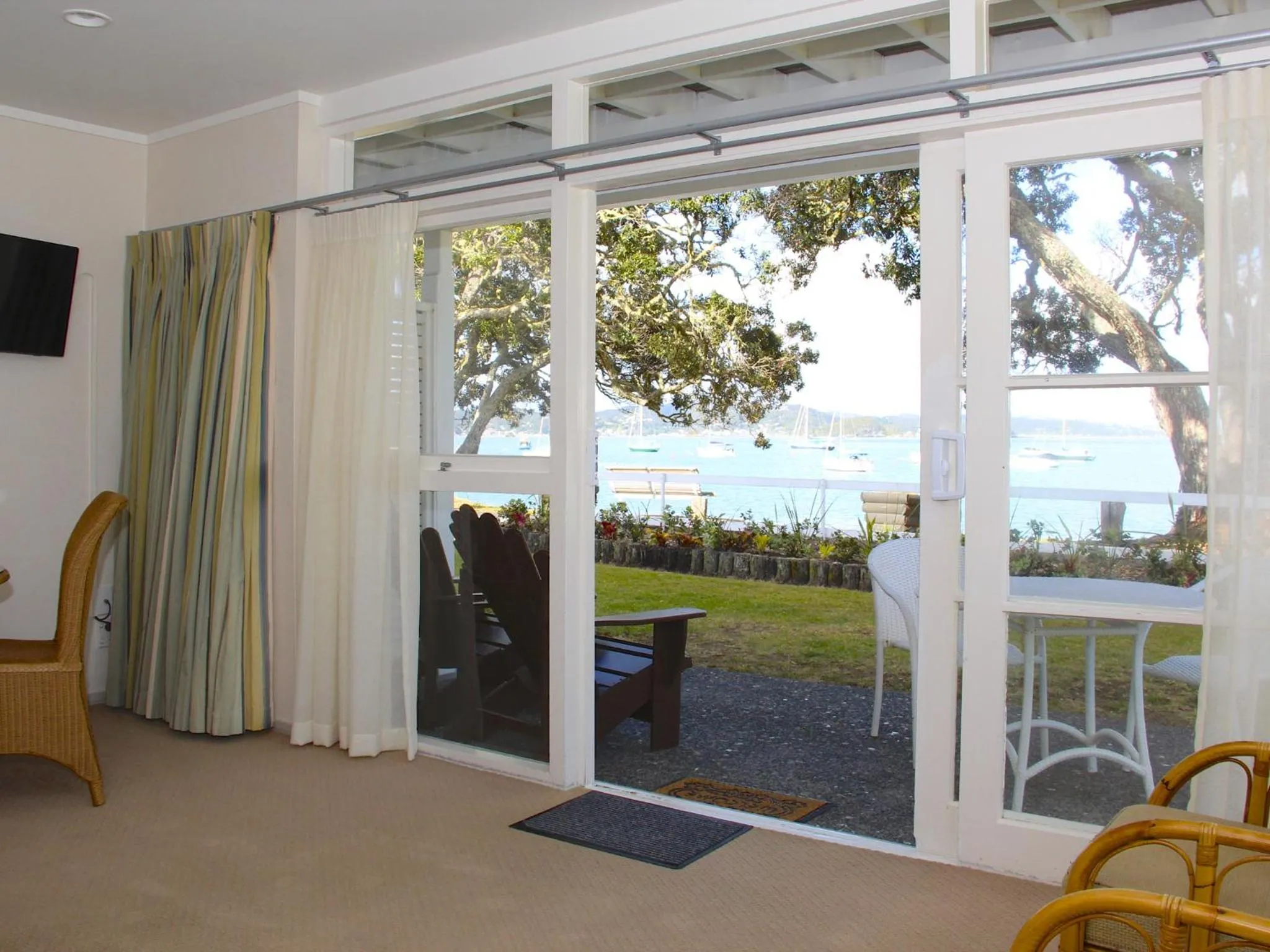 Day in Hananui Lodge and Apartments