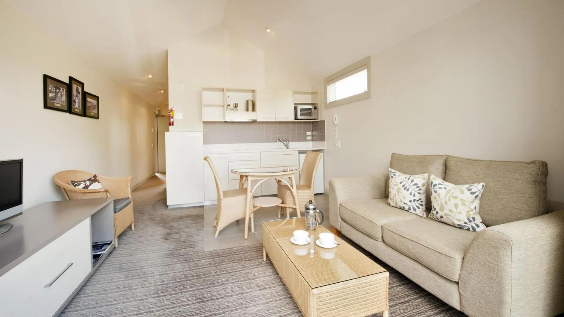 Kitchen or kitchenette in Hananui Lodge and Apartments