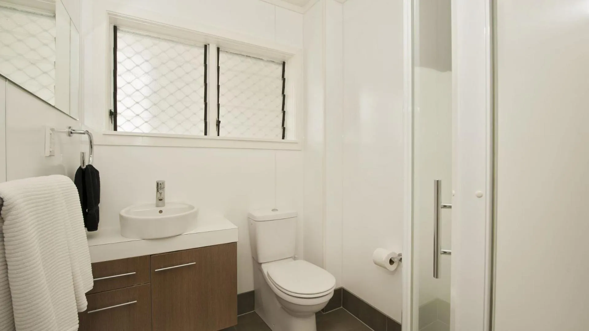 Bathroom in Hananui Lodge and Apartments
