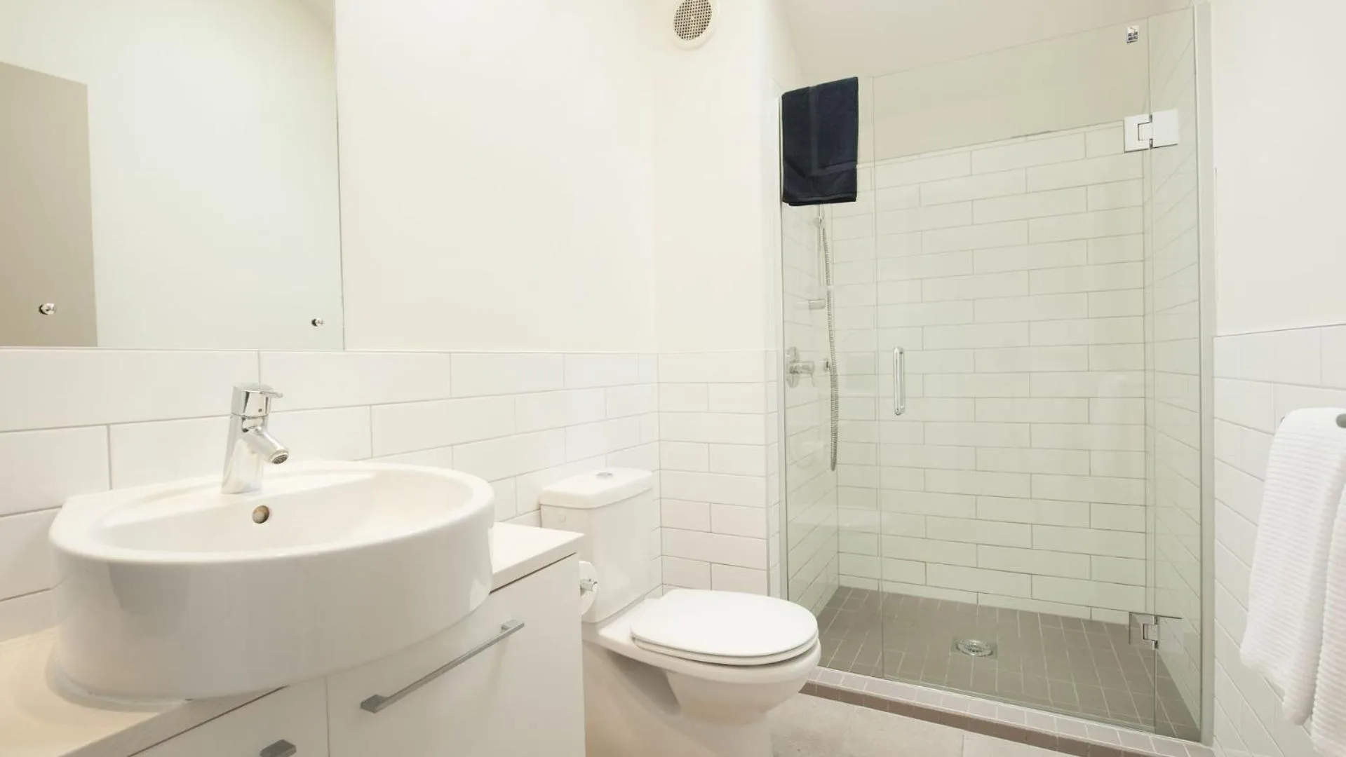 Bathroom in Hananui Lodge and Apartments