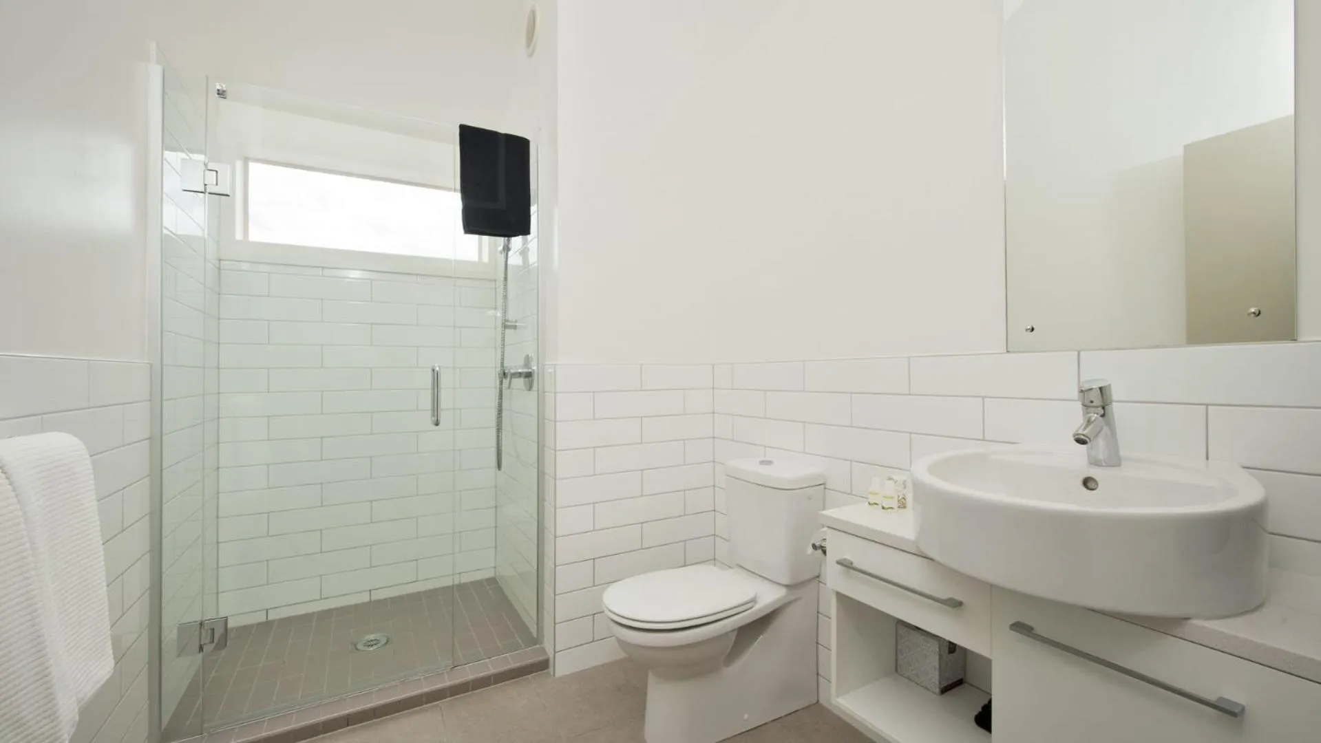 Bathroom in Hananui Lodge and Apartments
