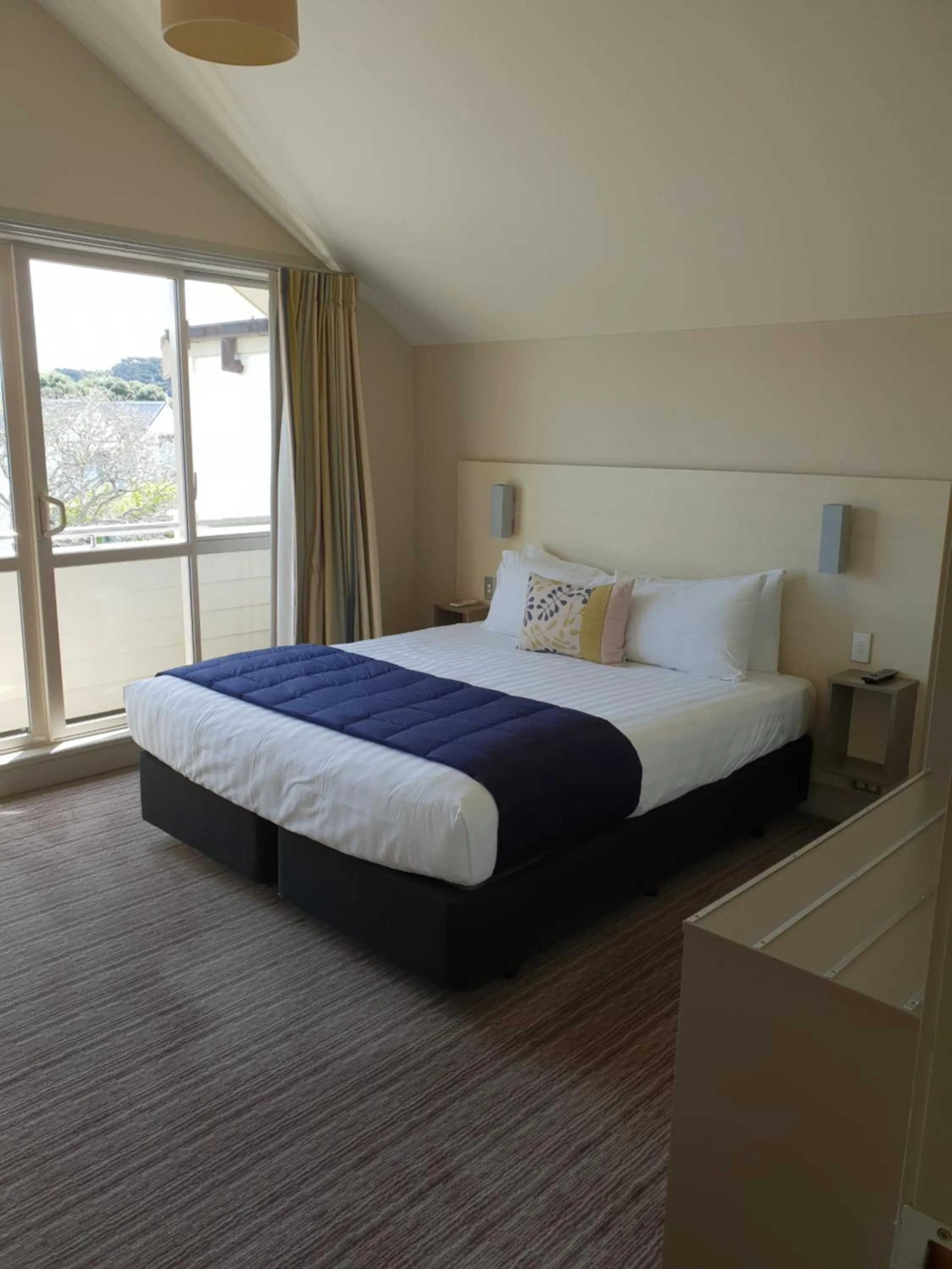 Bed in Hananui Lodge and Apartments