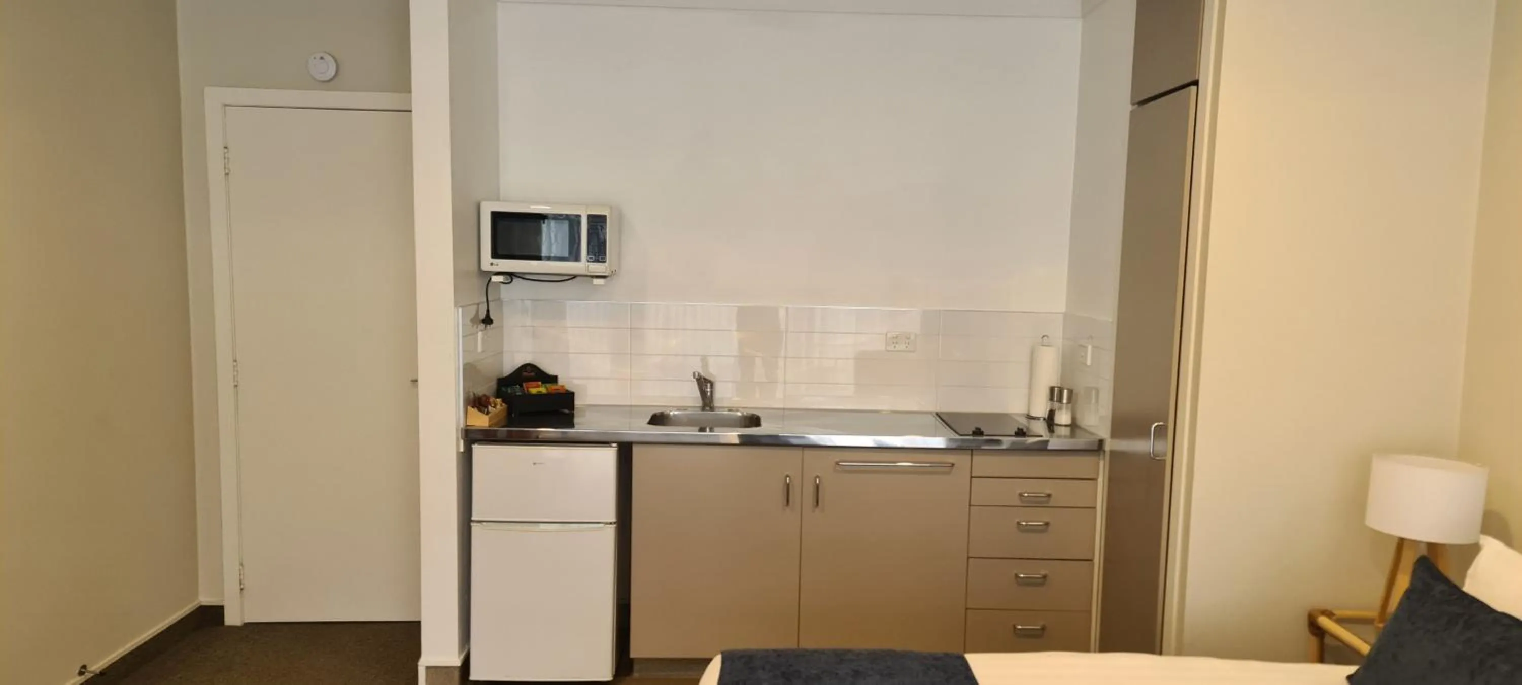 Hananui Lodge and Apartments