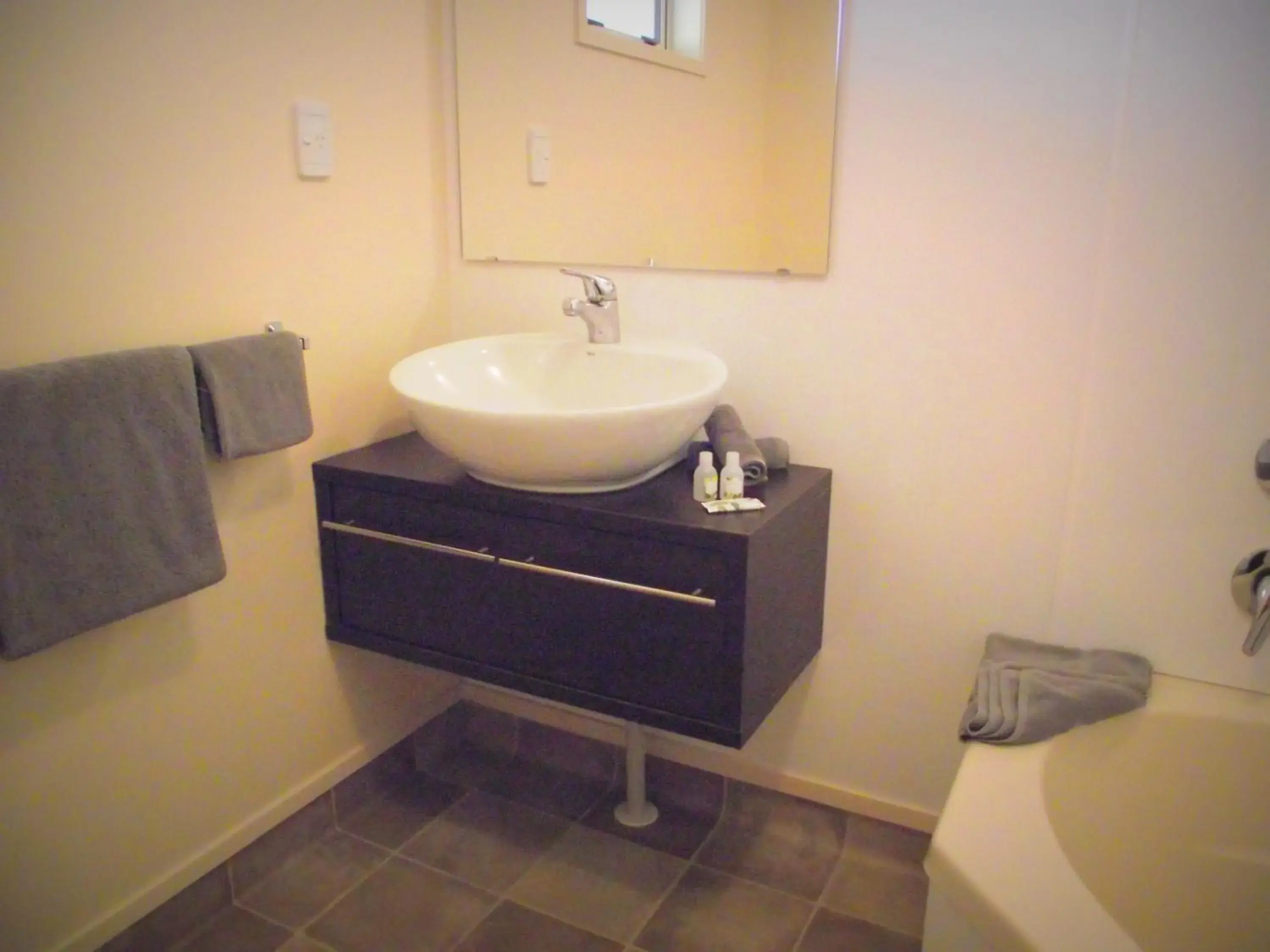 Bathroom in Panorama Motor Inn Bathroom in Panorama Motor Inn