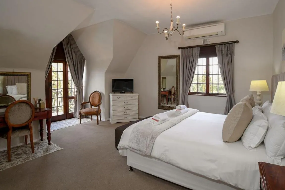Bed in Dark Chocolate Guest House