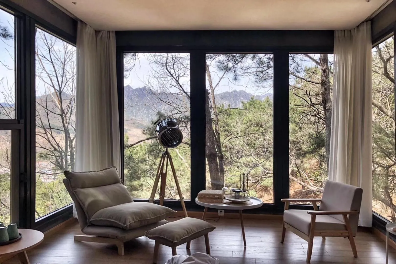 Photo of the whole room in Home of the Great Wall