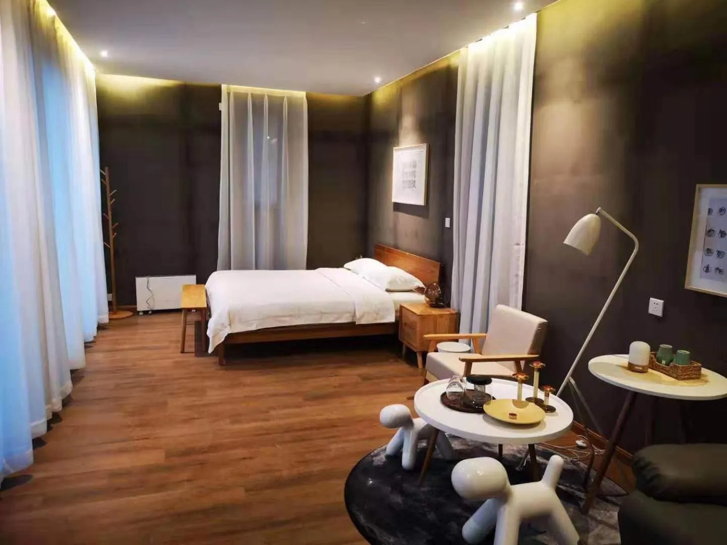 Photo of the whole room, Bed in Home of the Great Wall