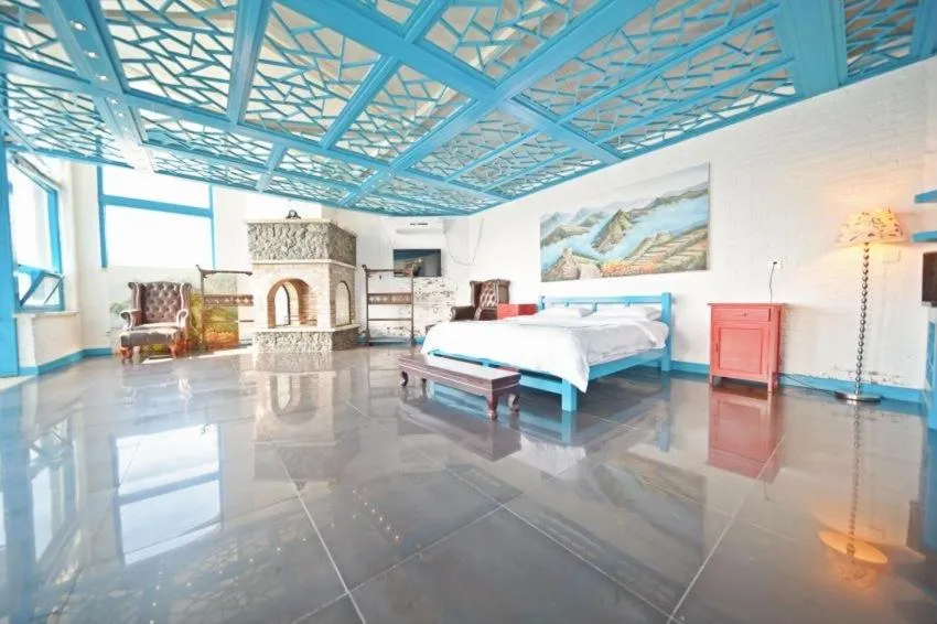 Living room, Bed in Home of the Great Wall