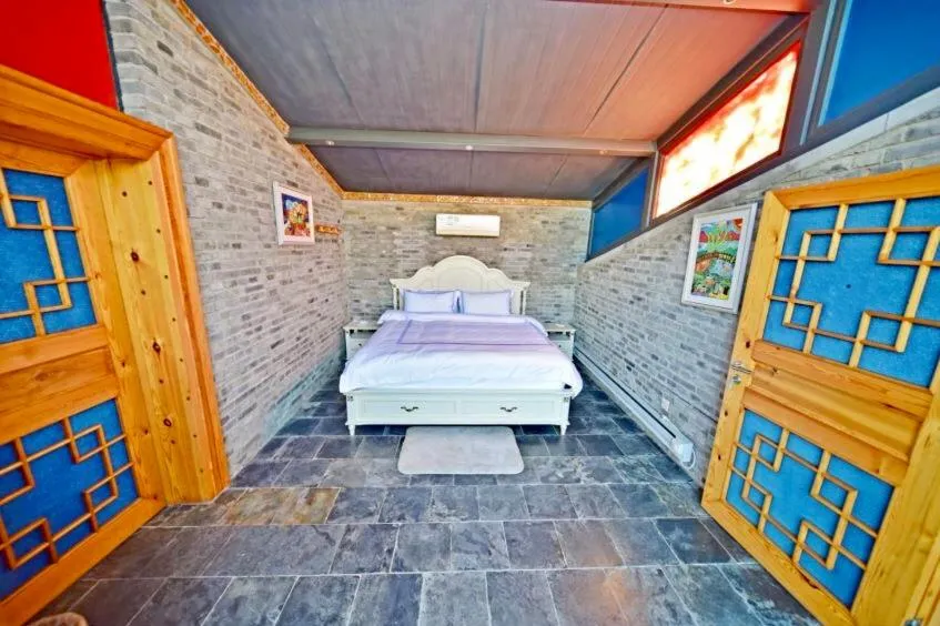 Bedroom, Bed in Home of the Great Wall