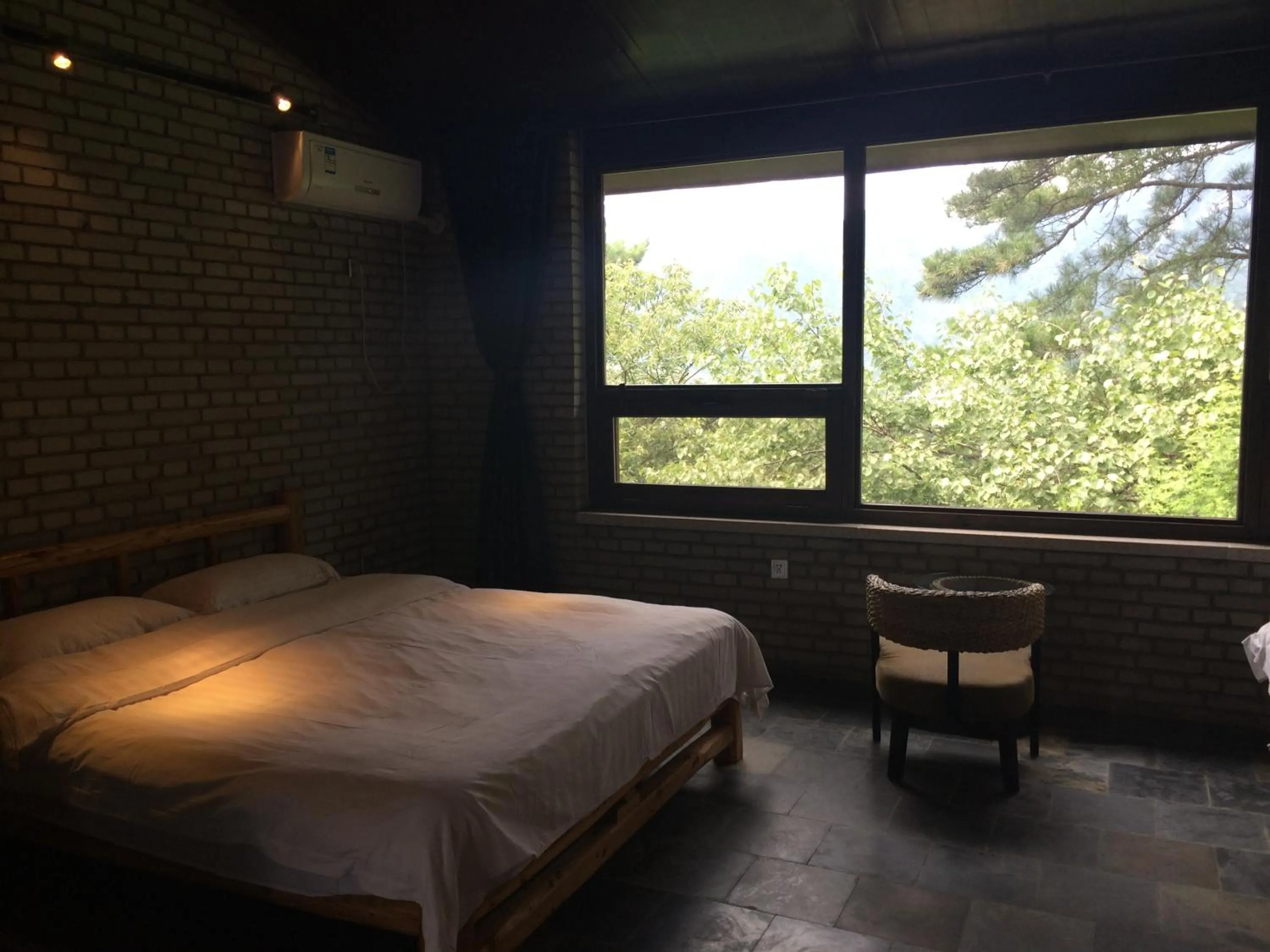 Day, Bed in Home of the Great Wall